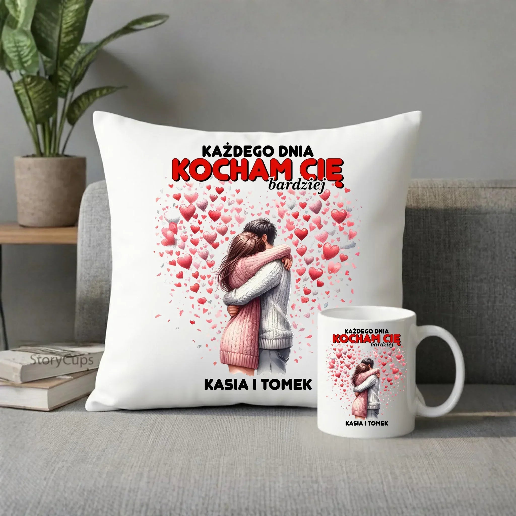 Zestaw poduszka i kubek dla par - Każdego dnia kocham Cię bardziej - personalizowany W09 - StoryCups.pl