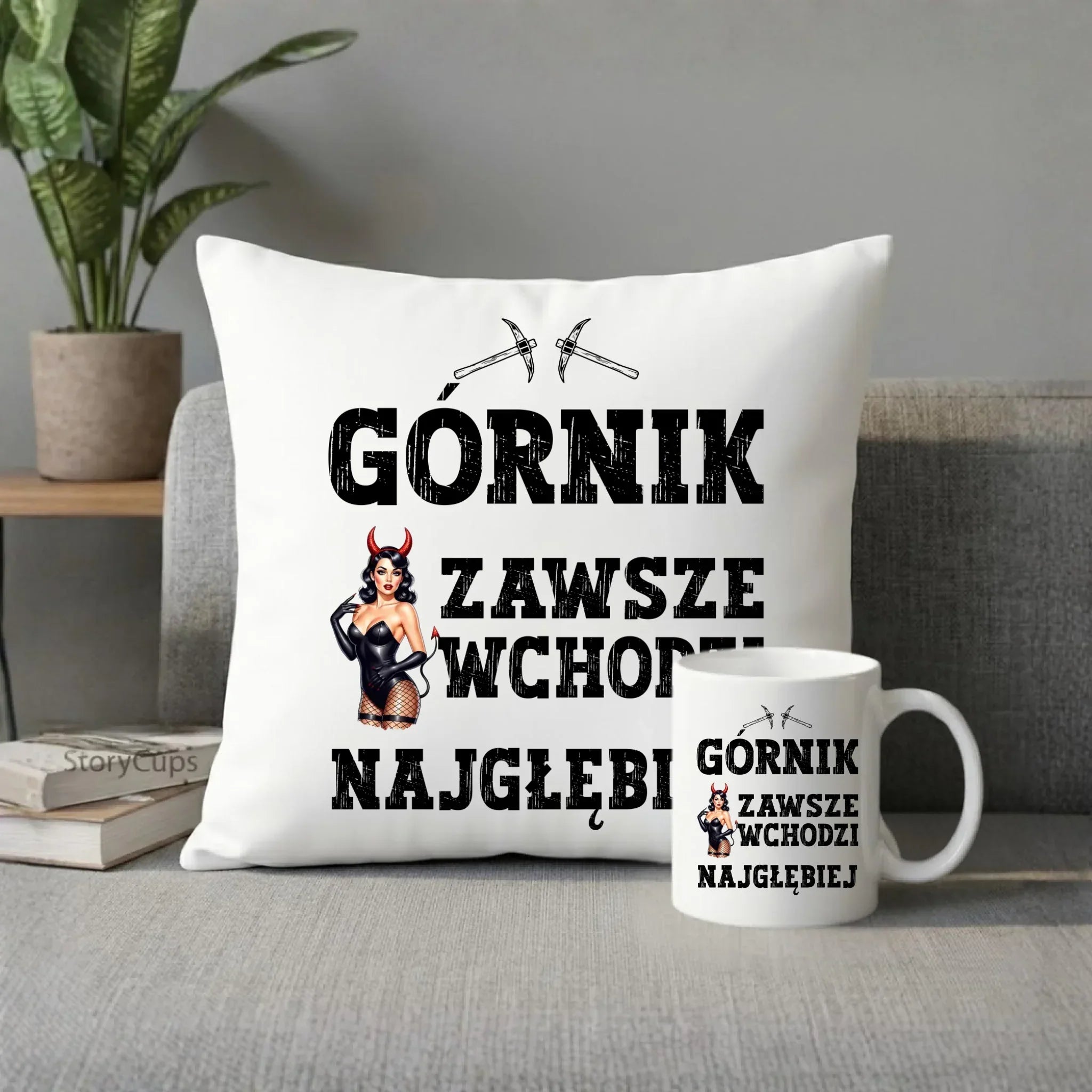 Zestaw poduszka i kubek - prezent dla górnika - Górnik zawsze wchodzi najgłębiej G22 - StoryCups.pl
