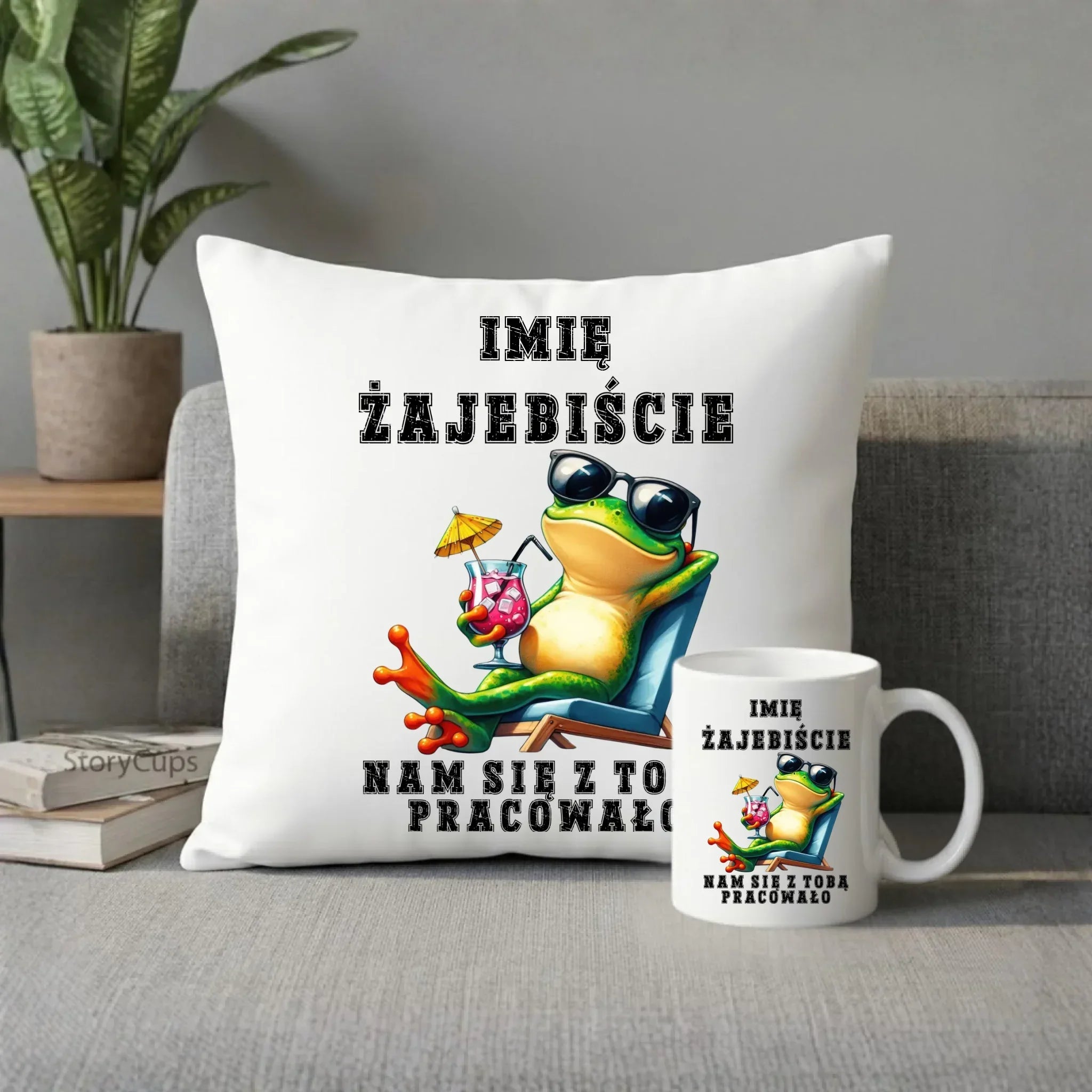 Zestaw poduszka i kubek na odejście z pracy - Żajebiście nam się z Tobą pracowało - personalizowany OP09 - StoryCups.pl