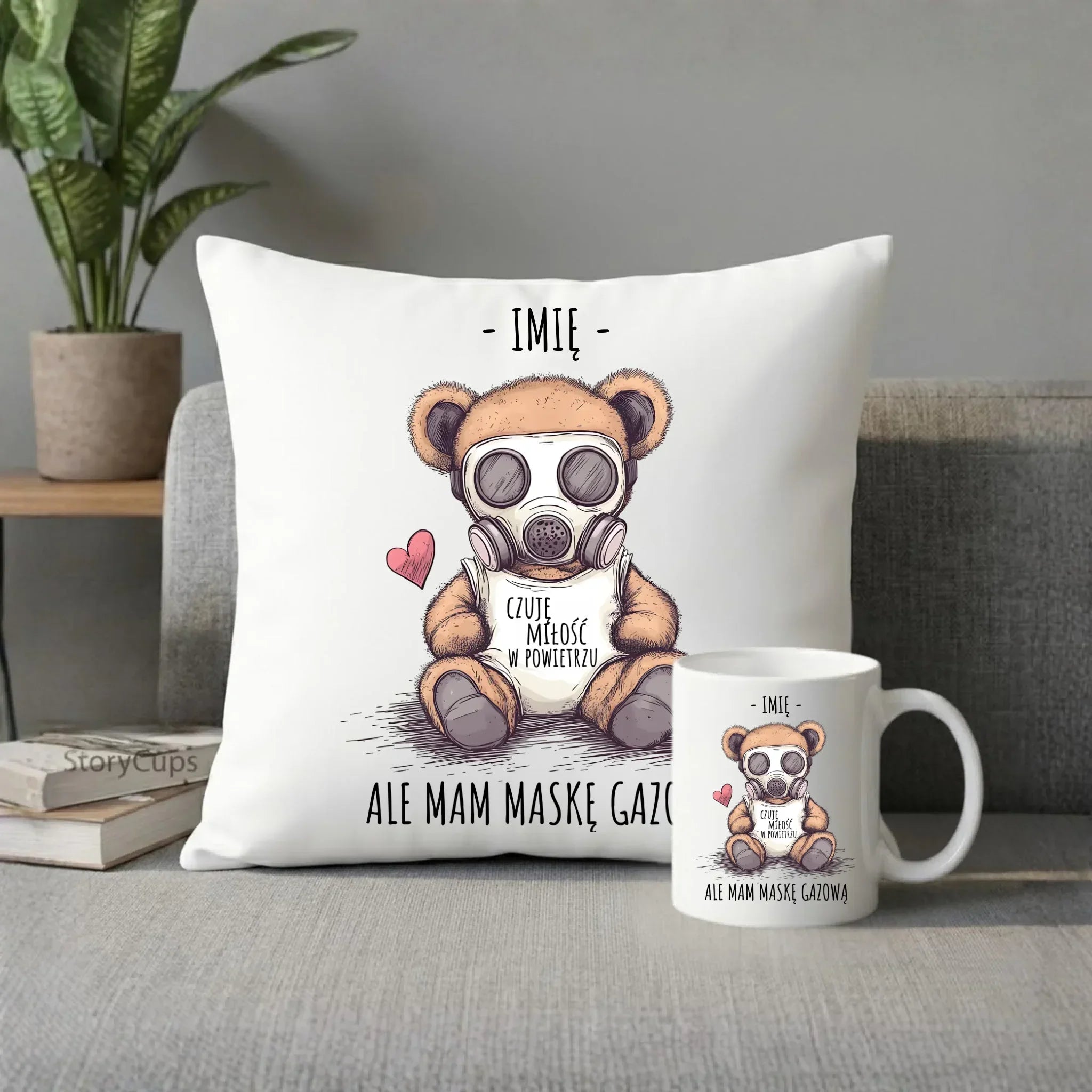 Zestaw poduszka i kubek - Miś w masce gazowej - Czuję miłość w powietrzu - personalizowany W38 - StoryCups.pl