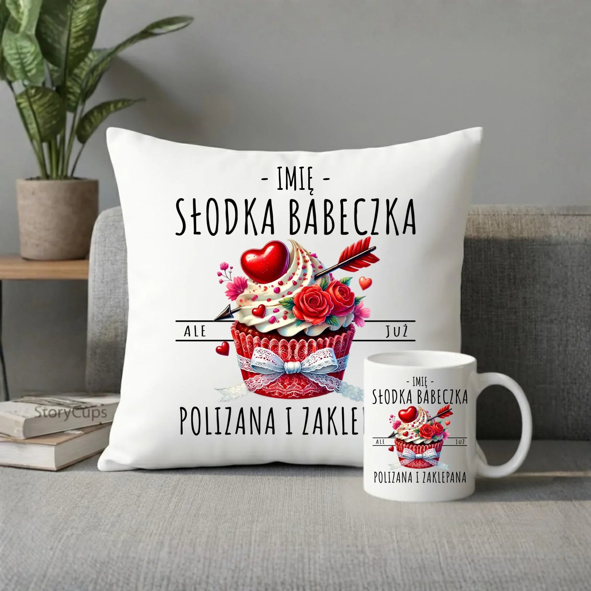 Zestaw poduszka i kubek - Słodka babeczka polizana i zaklepana - personalizowany W37 - StoryCups.pl
