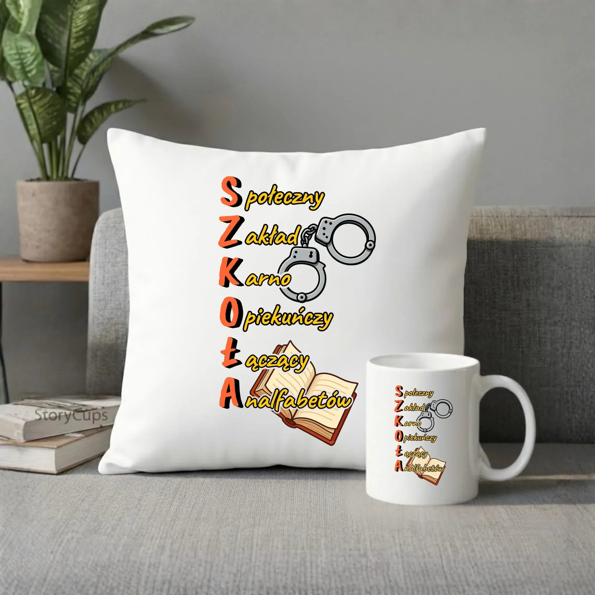 Zestaw poduszka i kubek szkolny - S.Z.K.O.Ł.A. Zakład Karno Opiekuńczy SZ17 - StoryCups.pl