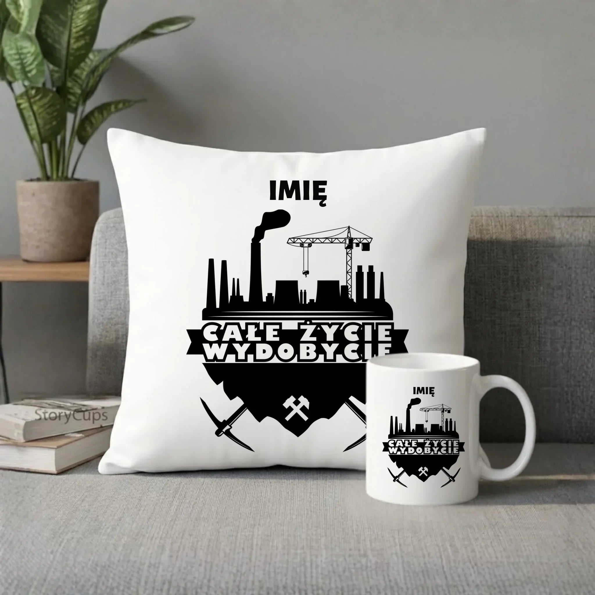 Zestaw poduszka i kubek - prezent dla górnika - Całe życie wydobycie - personalizowany G09 - StoryCups.pl