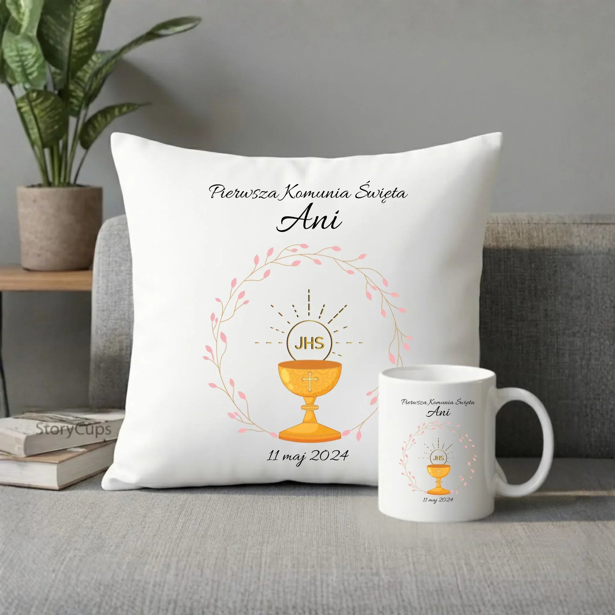 Zestaw poduszka i kubek pamiątka Pierwszej Komunii dla dziewczynki personalizacja PK02 - StoryCups.pl