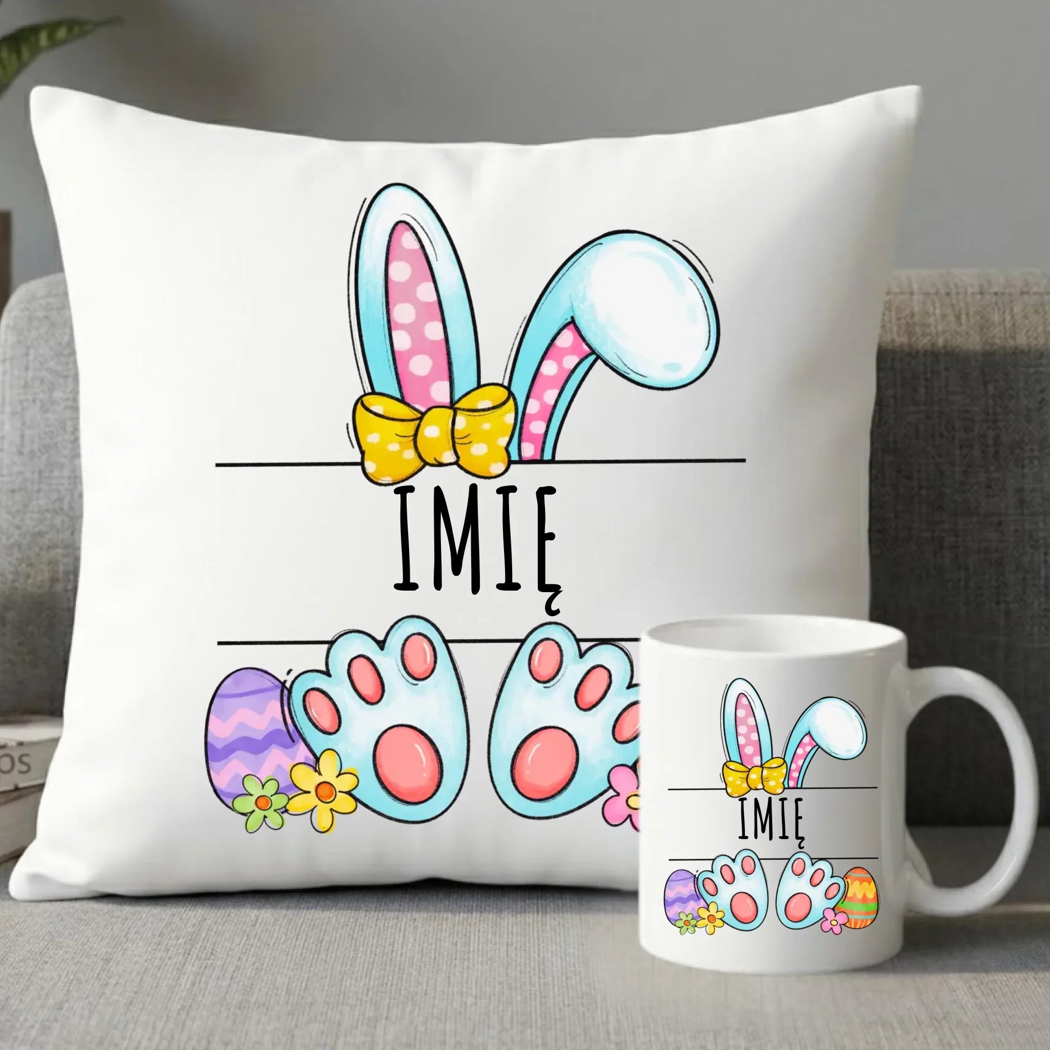 Zestaw poduszka i kubek wielkanocny dla dziecka - Zajączek - personalizowany WN15 - StoryCups.pl