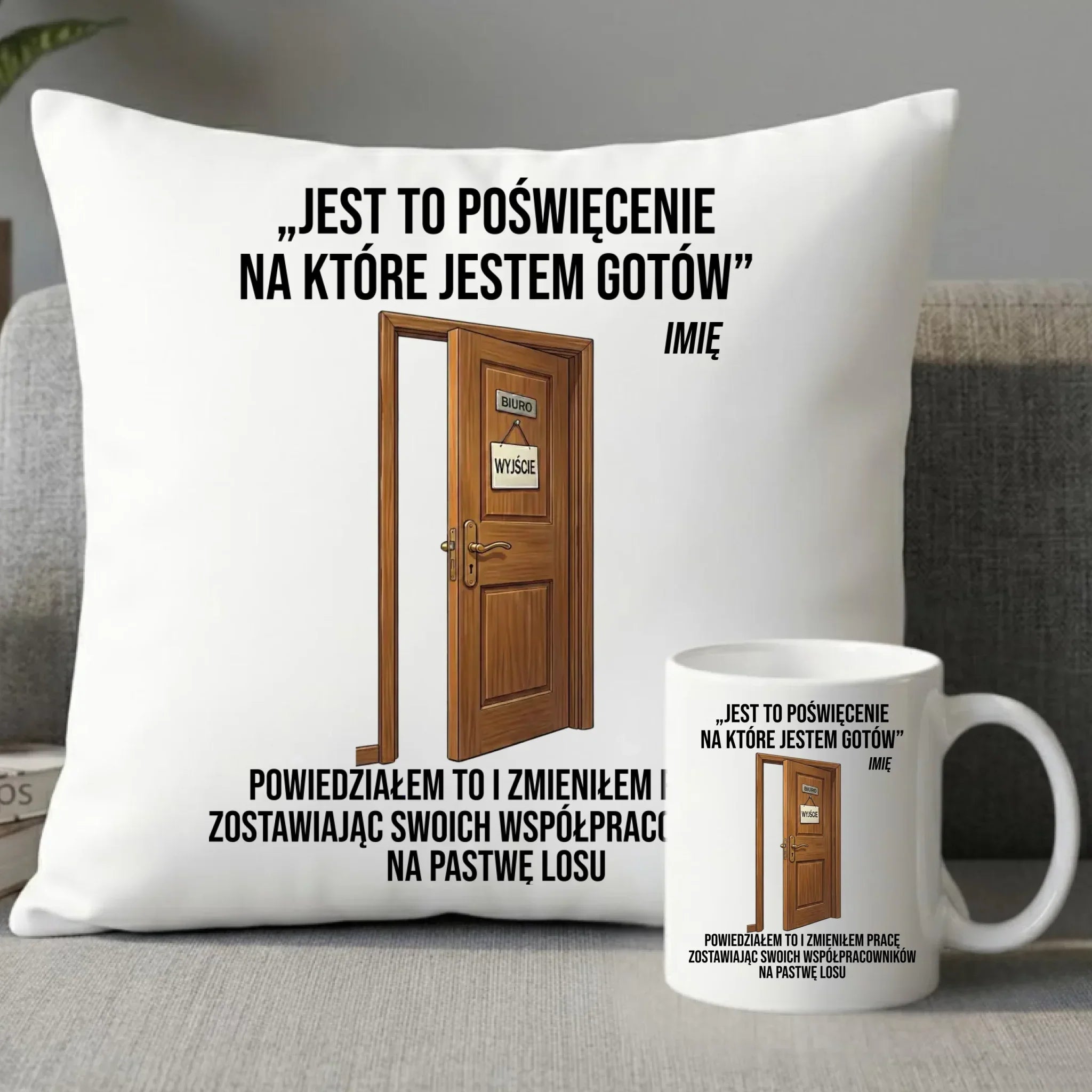 Zestaw poduszka i kubek na odejście z pracy - Poświęcenie, na które jestem gotów - personalizowany OP02 - StoryCups.pl