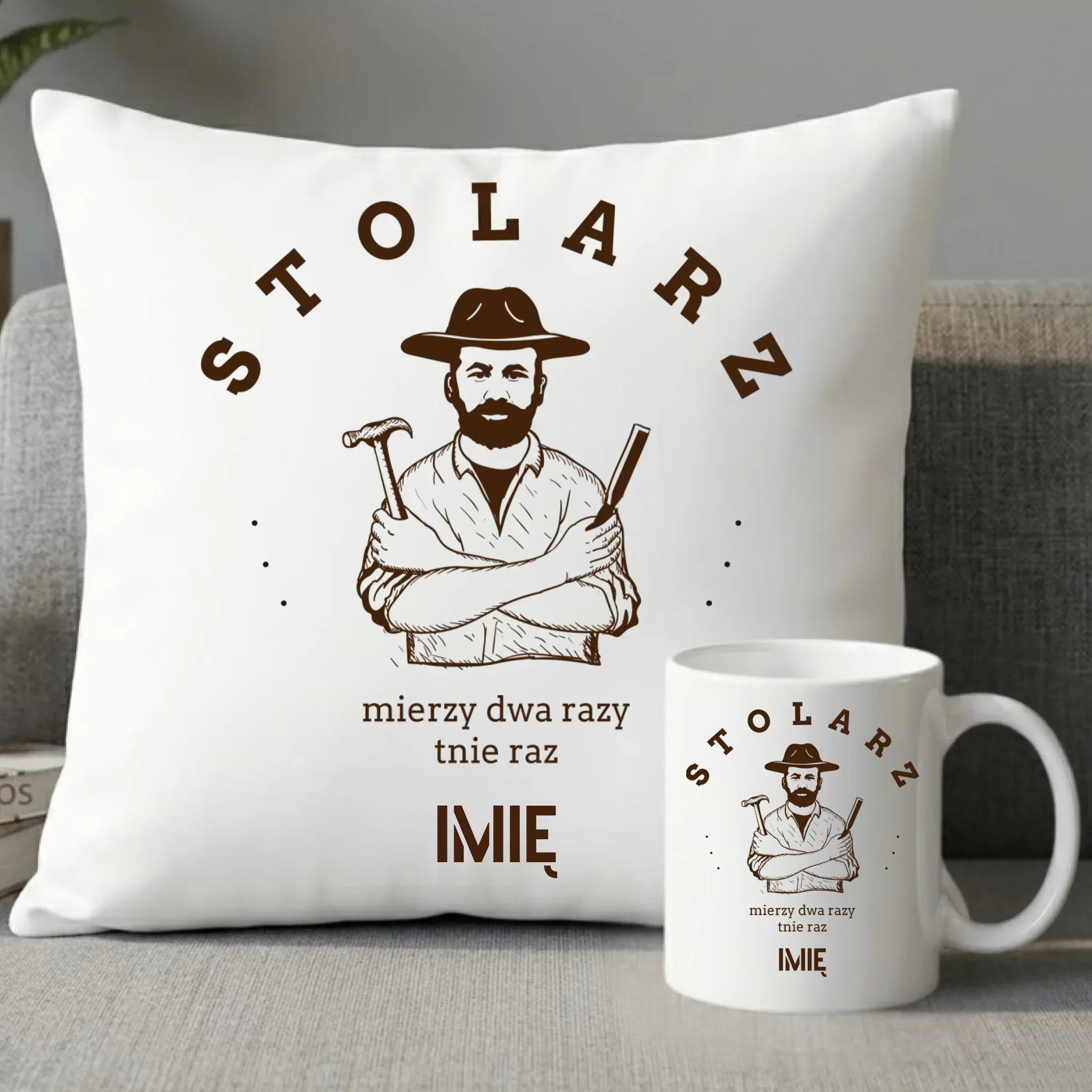 Zestaw poduszka i kubek dla stolarza - Mierzy dwa razy tnie raz - personalizowany ZS02 - StoryCups.pl