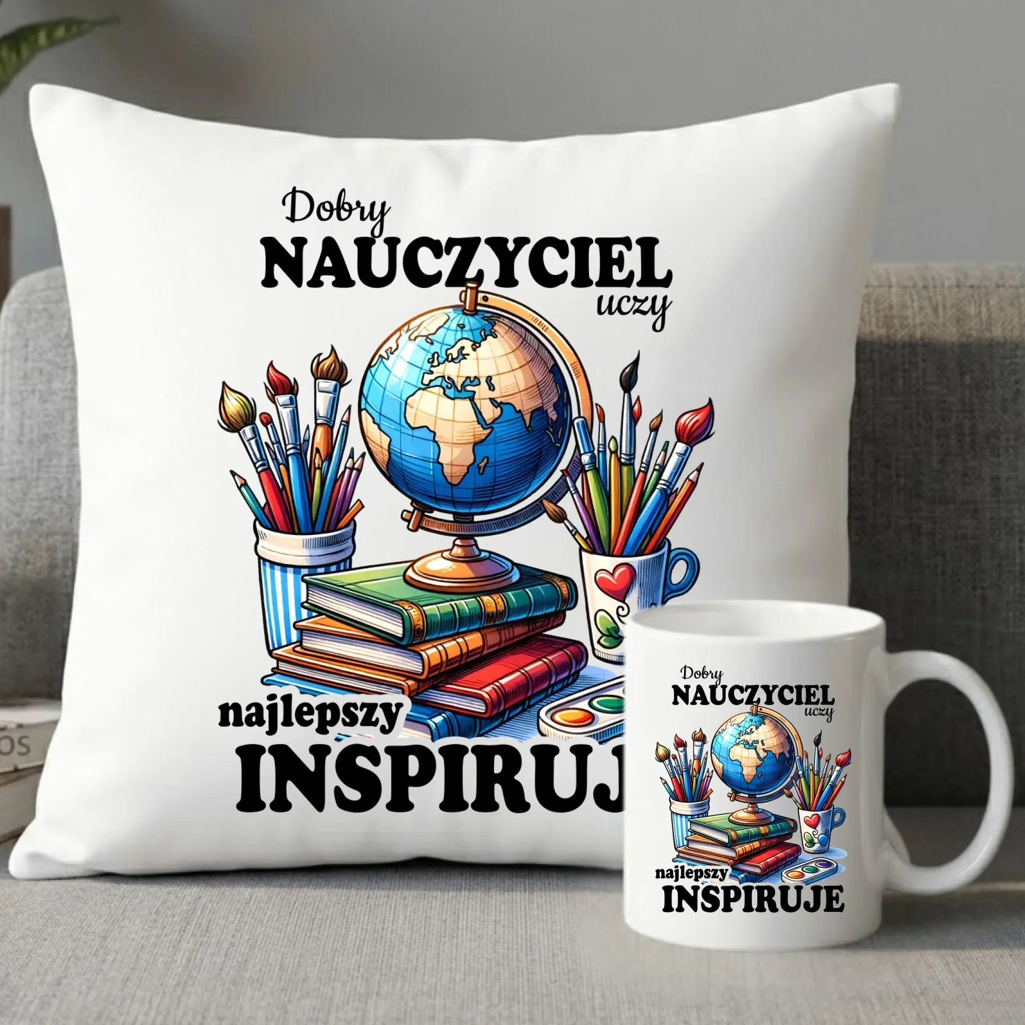 Zestaw poduszka i kubek dla nauczyciela - Dobry nauczyciel uczy najlepszy inspiruje N72 - StoryCups.pl
