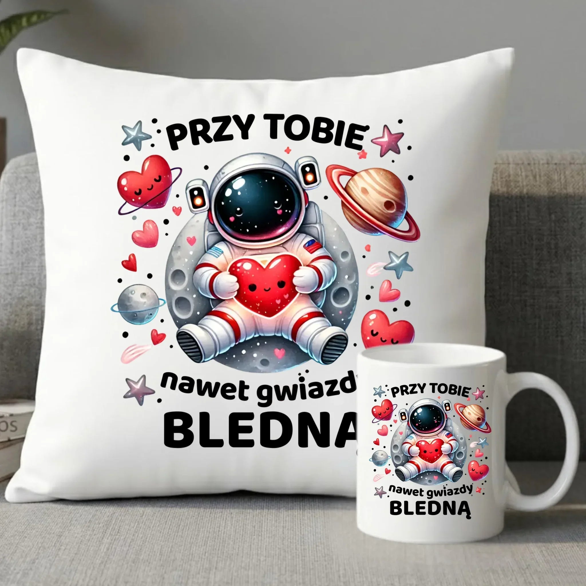 Zestaw poduszka i kubek dla par - Przy Tobie nawet gwiazdy bledną W57 - StoryCups.pl