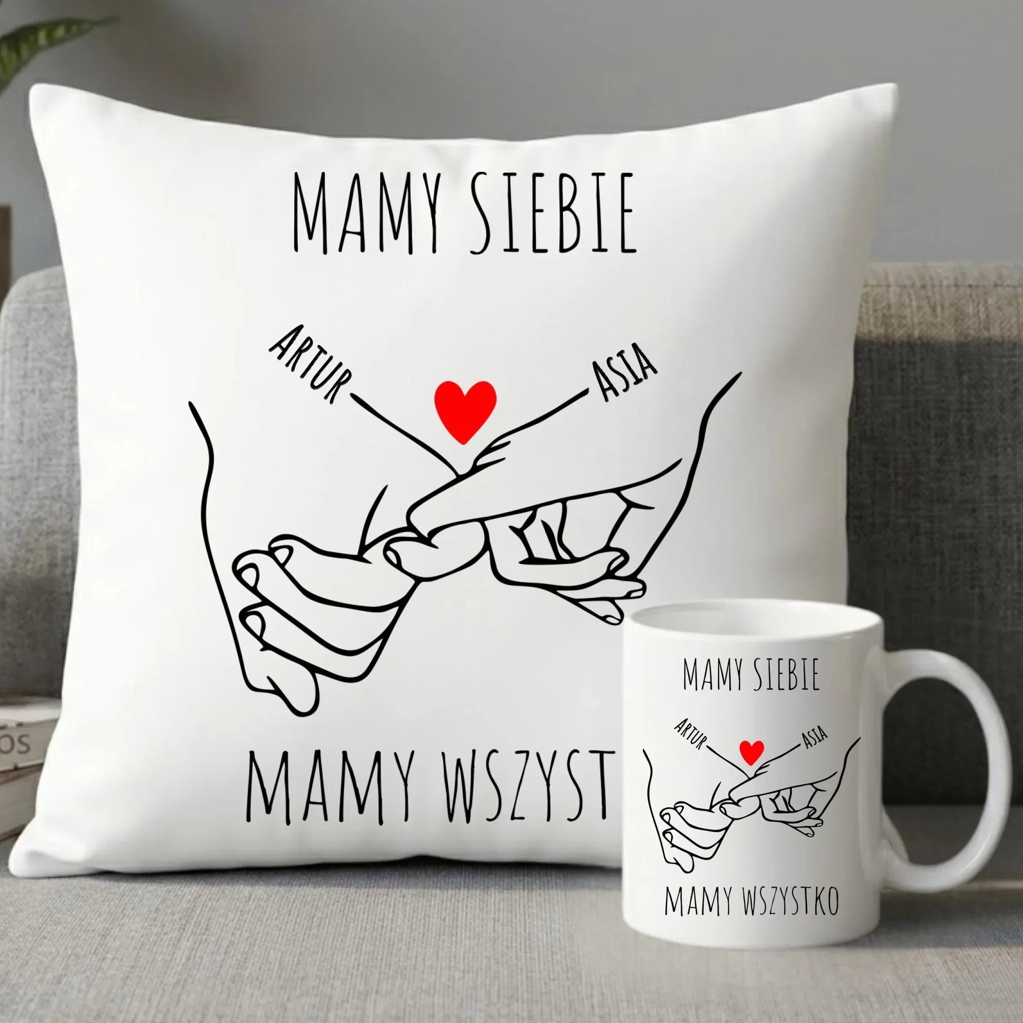 Zestaw poduszka i kubek dla par - Zaplecione ręce mamy siebie mamy wszystko - personalizowany W63 - StoryCups.pl