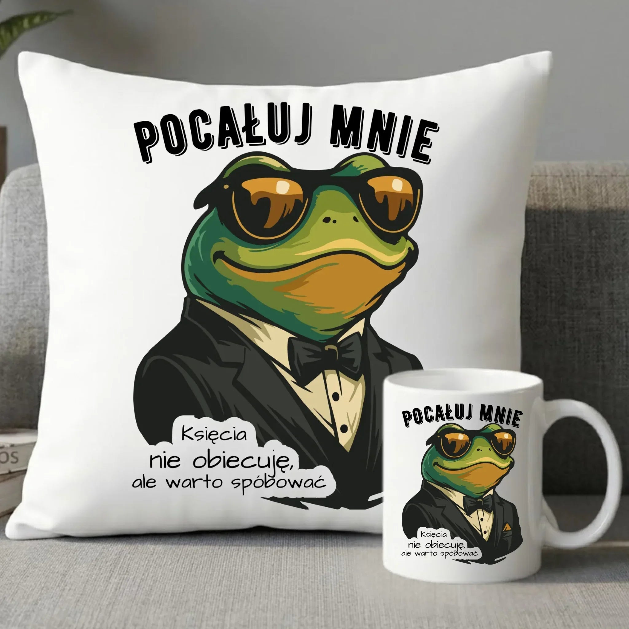 Zestaw poduszka i kubek - Żaba w garniturze pocałuj mnie W55 - StoryCups.pl
