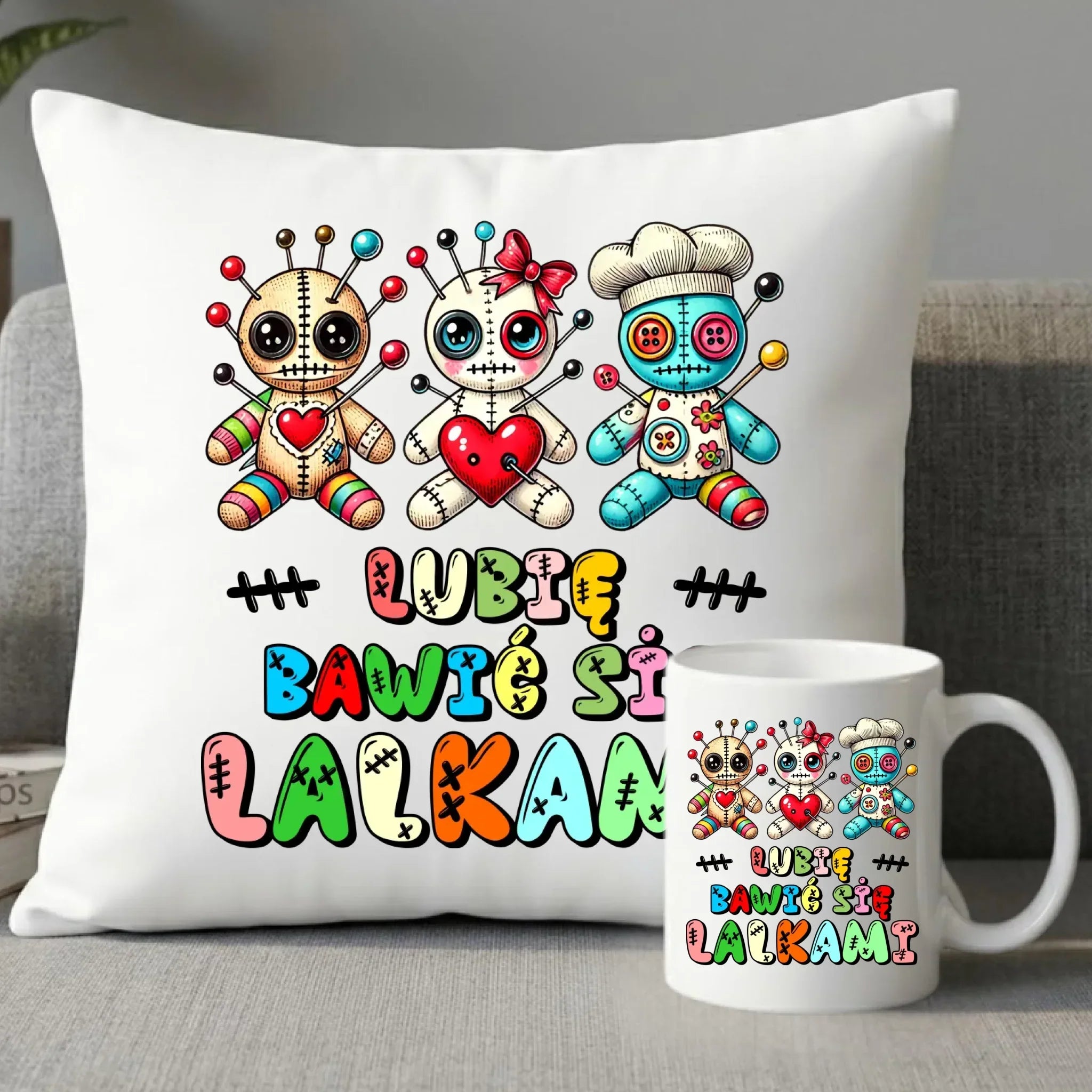 Zestaw poduszka i kubek - Voodoo Lubię bawić się lalkami W52 - StoryCups.pl