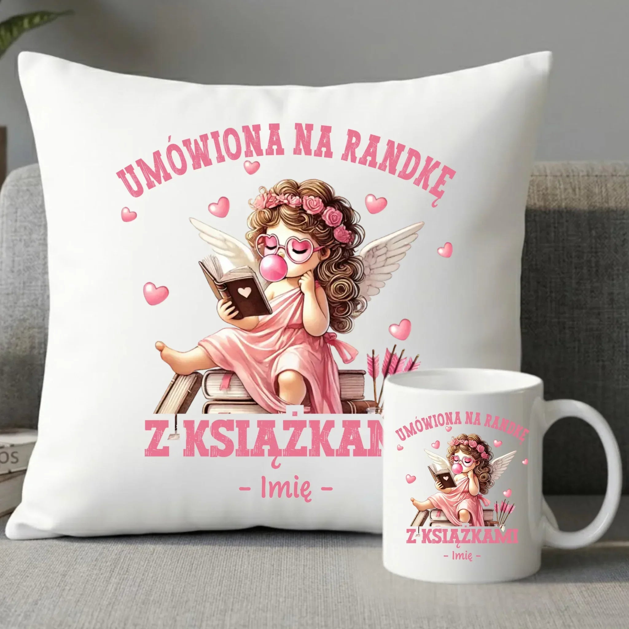 Zestaw poduszka i kubek dla czytelniczki – Umówiona na randkę z książkami - personalizowany W19 - StoryCups.pl