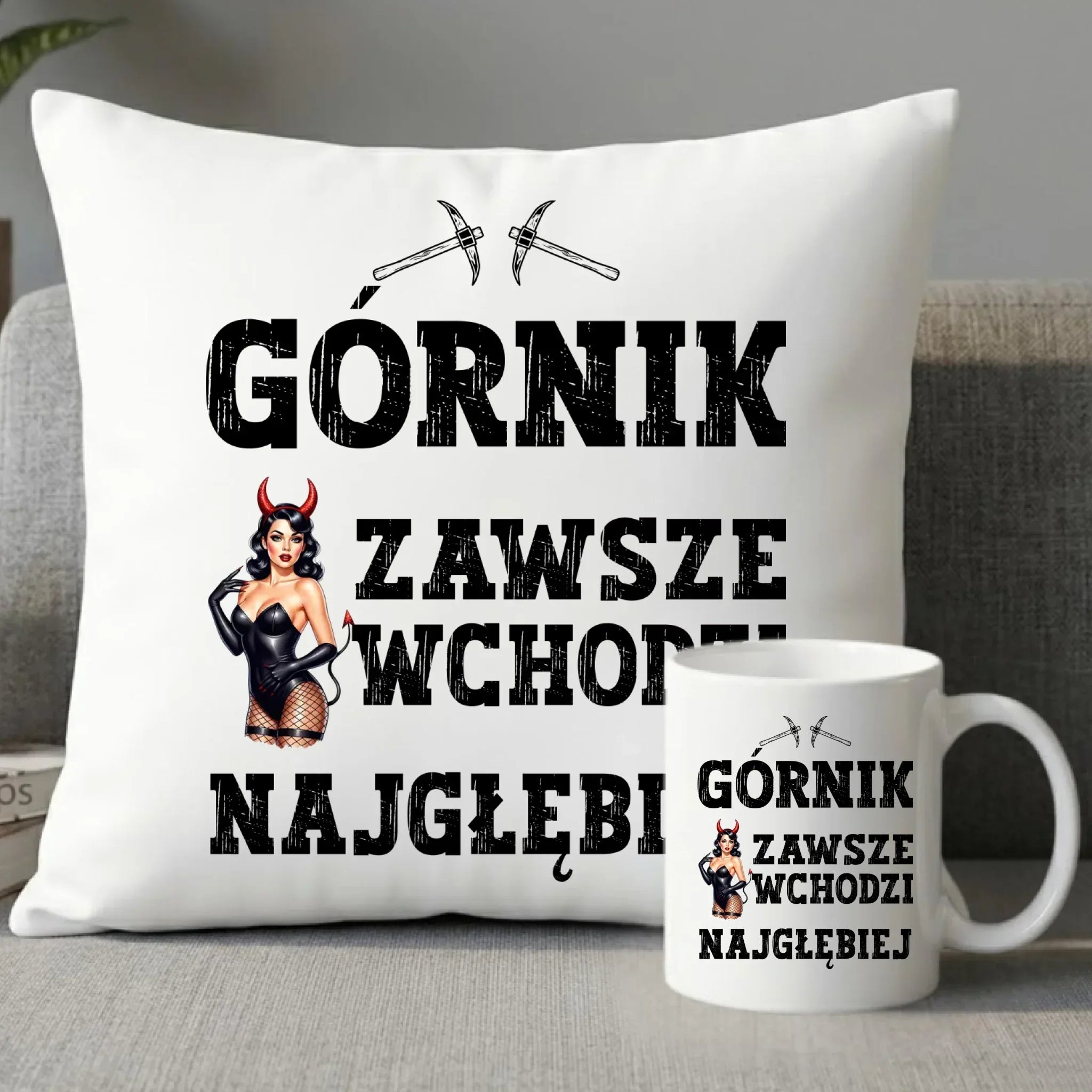 Zestaw poduszka i kubek - prezent dla górnika - Górnik zawsze wchodzi najgłębiej G22 - StoryCups.pl