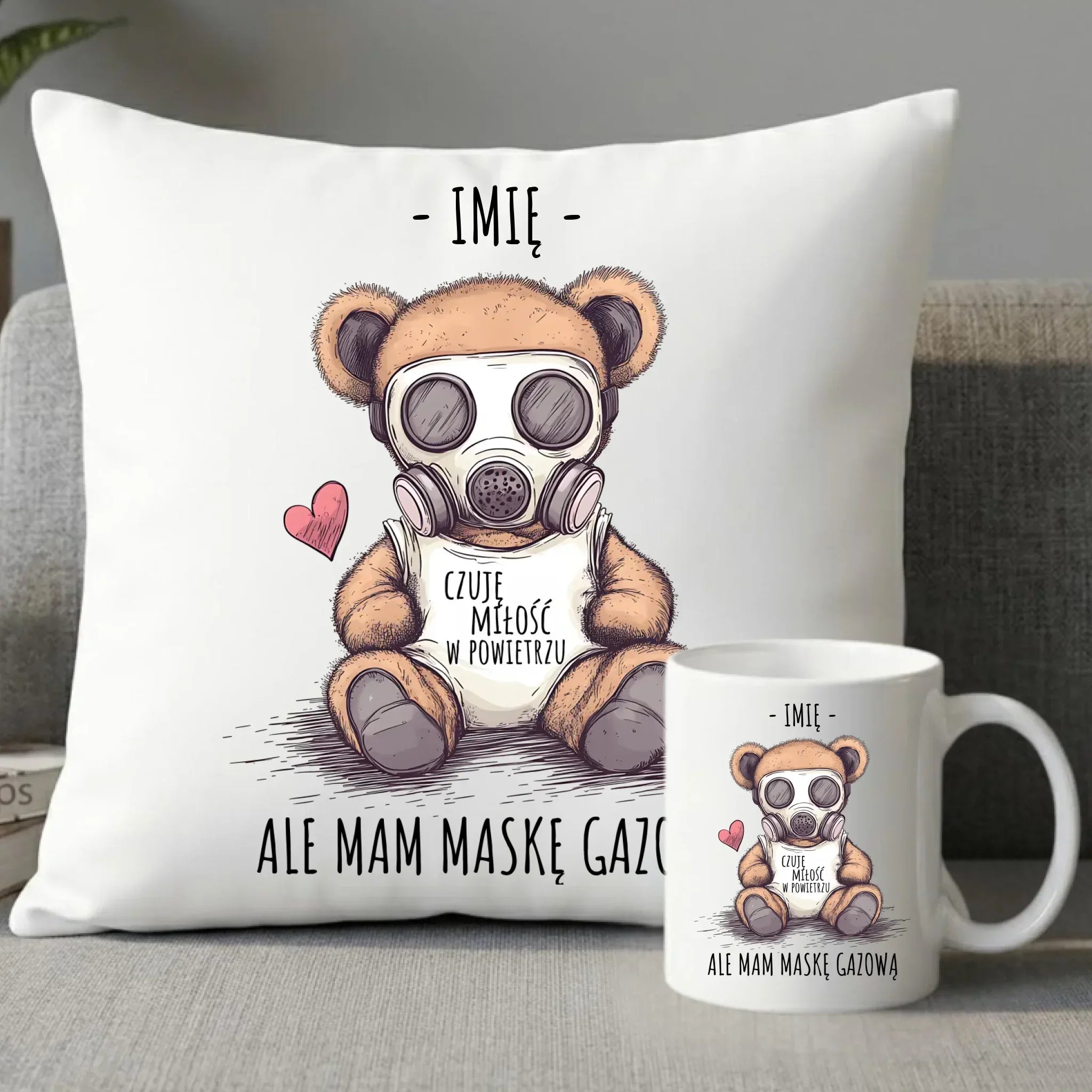 Zestaw poduszka i kubek - Miś w masce gazowej - Czuję miłość w powietrzu - personalizowany W38 - StoryCups.pl