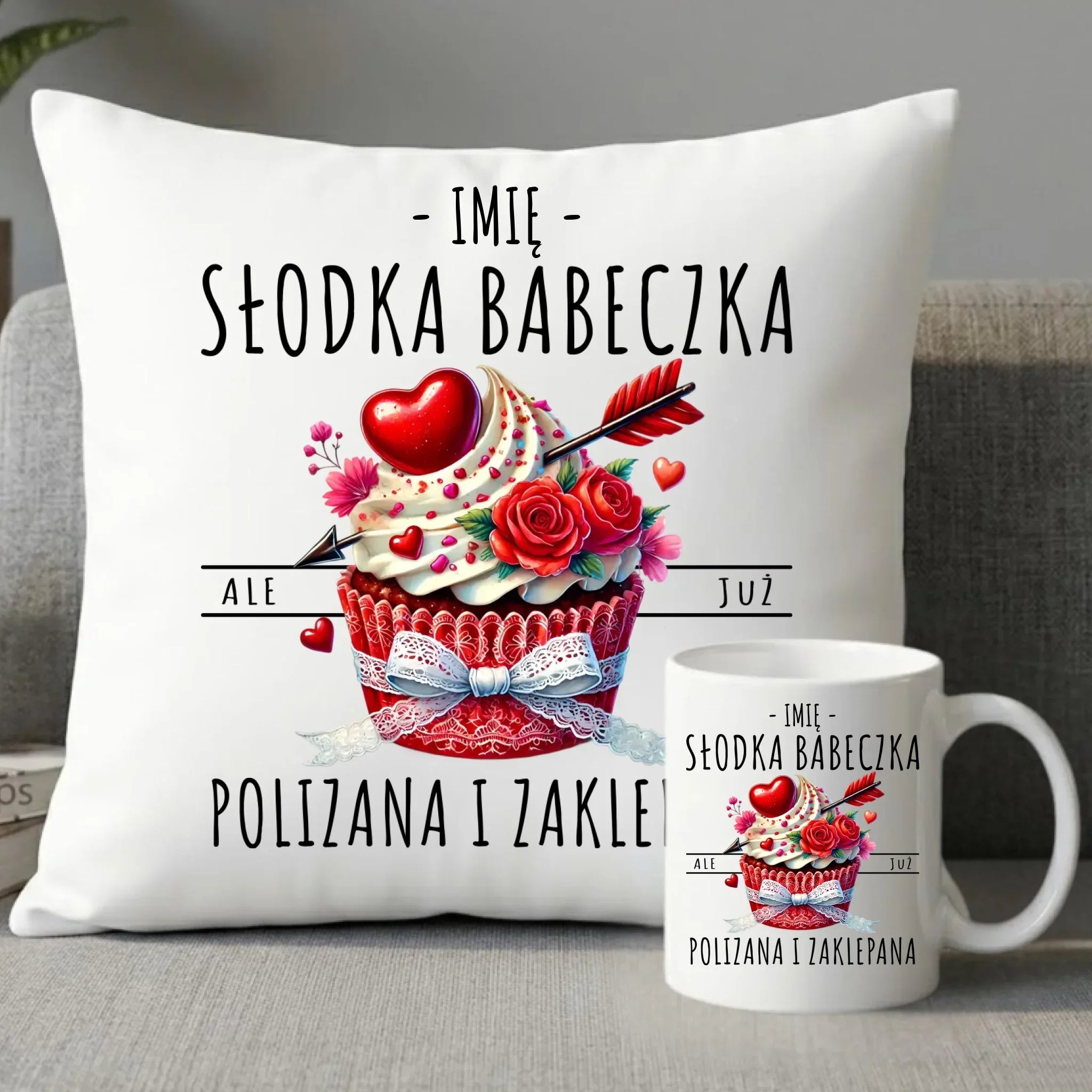 Zestaw poduszka i kubek - Słodka babeczka polizana i zaklepana - personalizowany W37 - StoryCups.pl