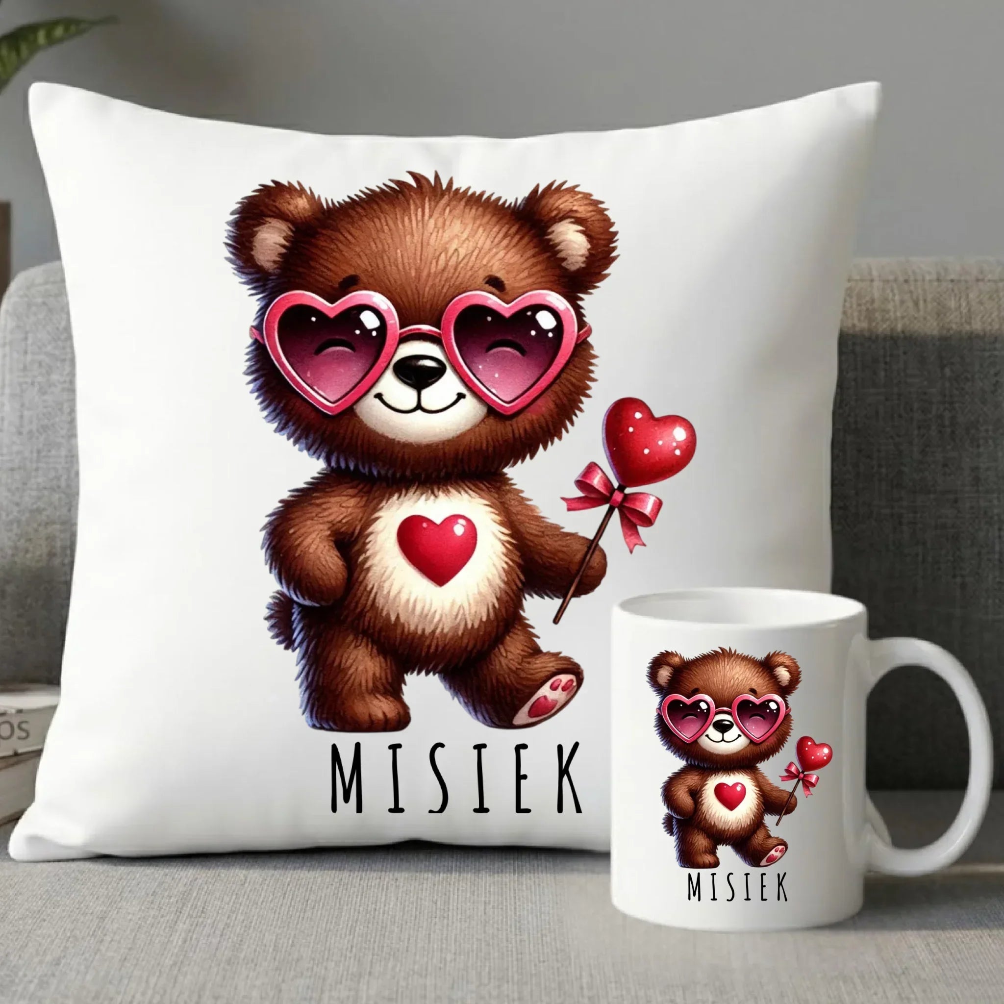 Zestaw poduszka i kubek na Walentynki - Misiek z sercem W34 - StoryCups.pl