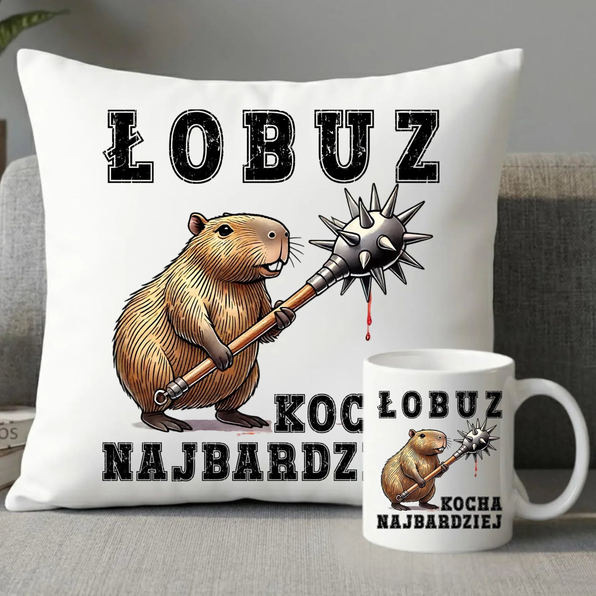 Zestaw poduszka i kubek - prezent dla chłopaka - Łobuz kapibara z maczugą DCH17 - StoryCups.pl