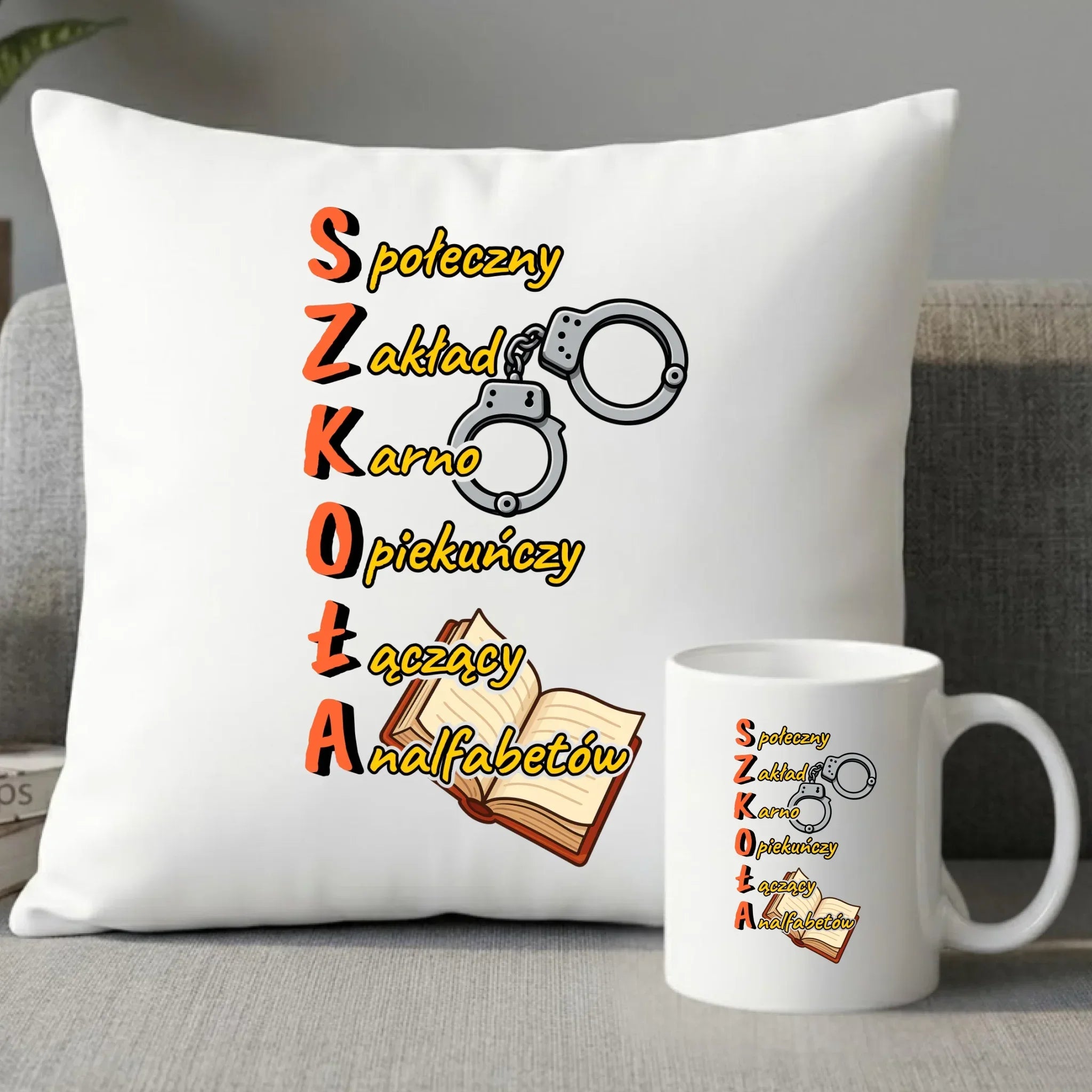 Zestaw poduszka i kubek szkolny - S.Z.K.O.Ł.A. Zakład Karno Opiekuńczy SZ17 - StoryCups.pl