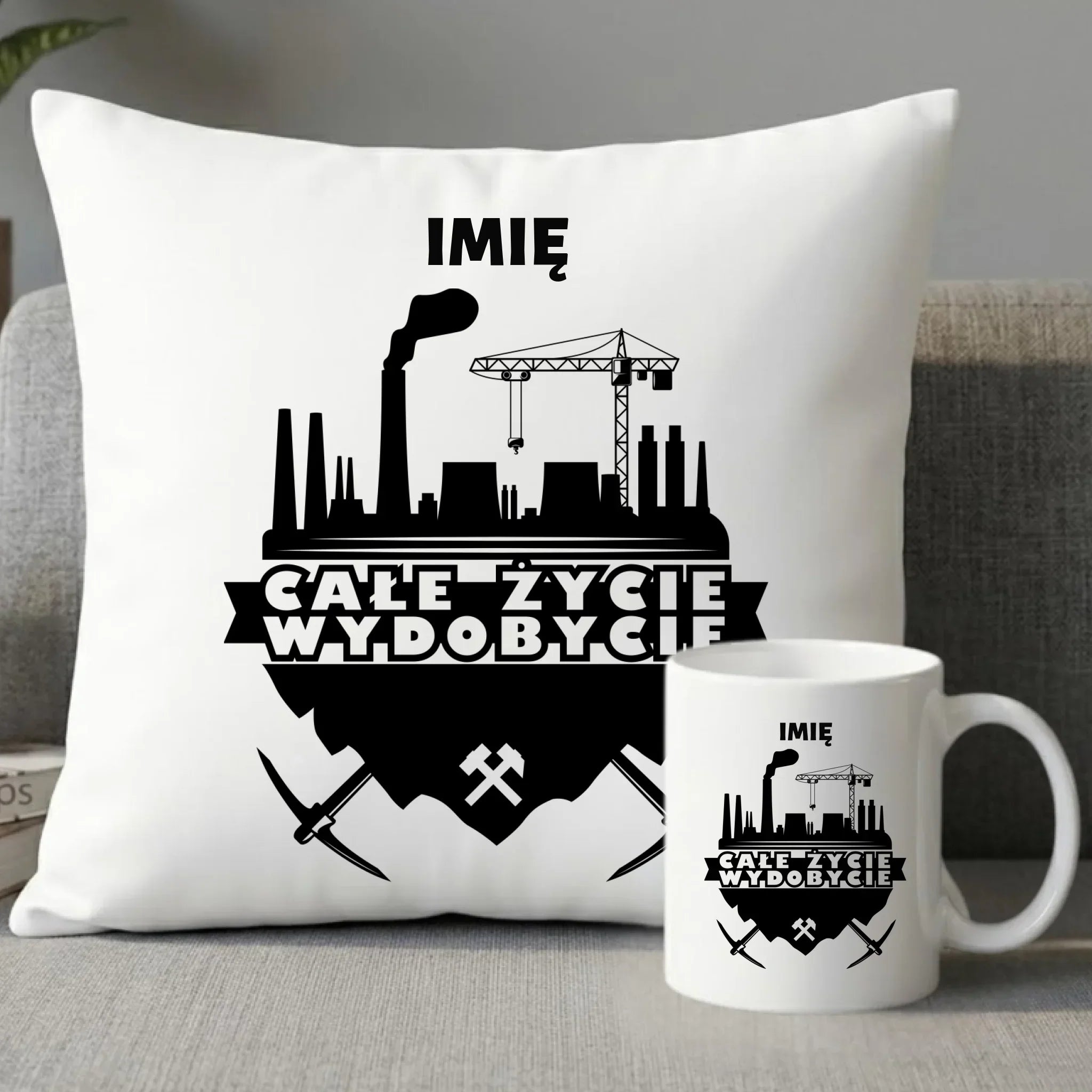 Zestaw poduszka i kubek - prezent dla górnika - Całe życie wydobycie - personalizowany G09 - StoryCups.pl