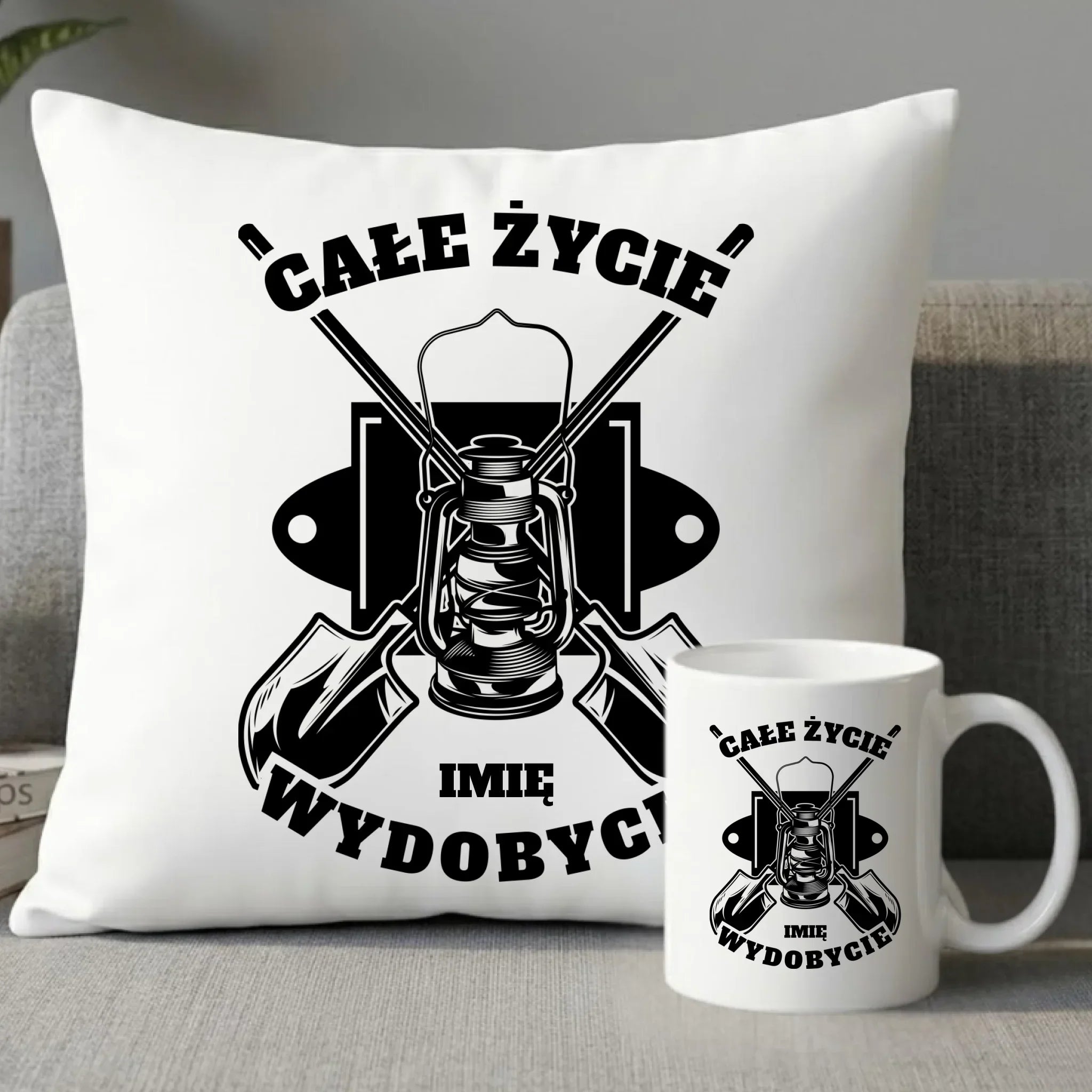 Zestaw poduszka i kubek - prezent dla górnika - Całe życie wydobycie - personalizowany G01 - StoryCups.pl