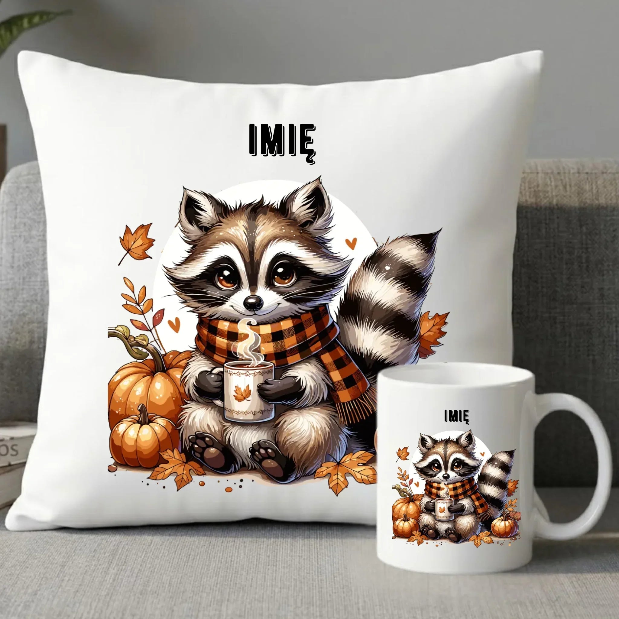 Zestaw poduszka i kubek jesienny – Szop z kawą i dyniami - personalizowany JS16 - StoryCups.pl