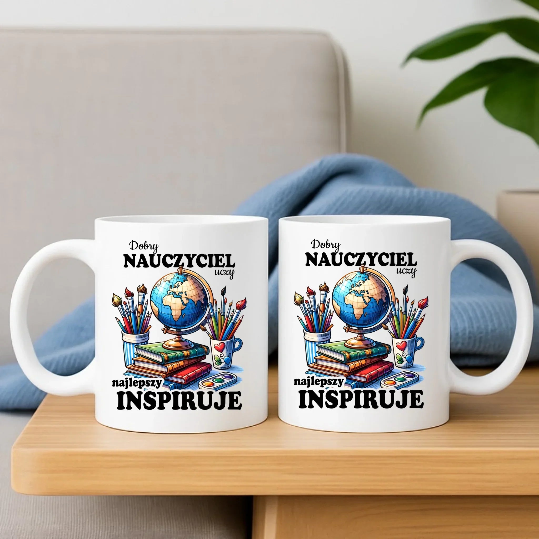 Zestaw poduszka i kubek dla nauczyciela - Dobry nauczyciel uczy najlepszy inspiruje N72 - StoryCups.pl