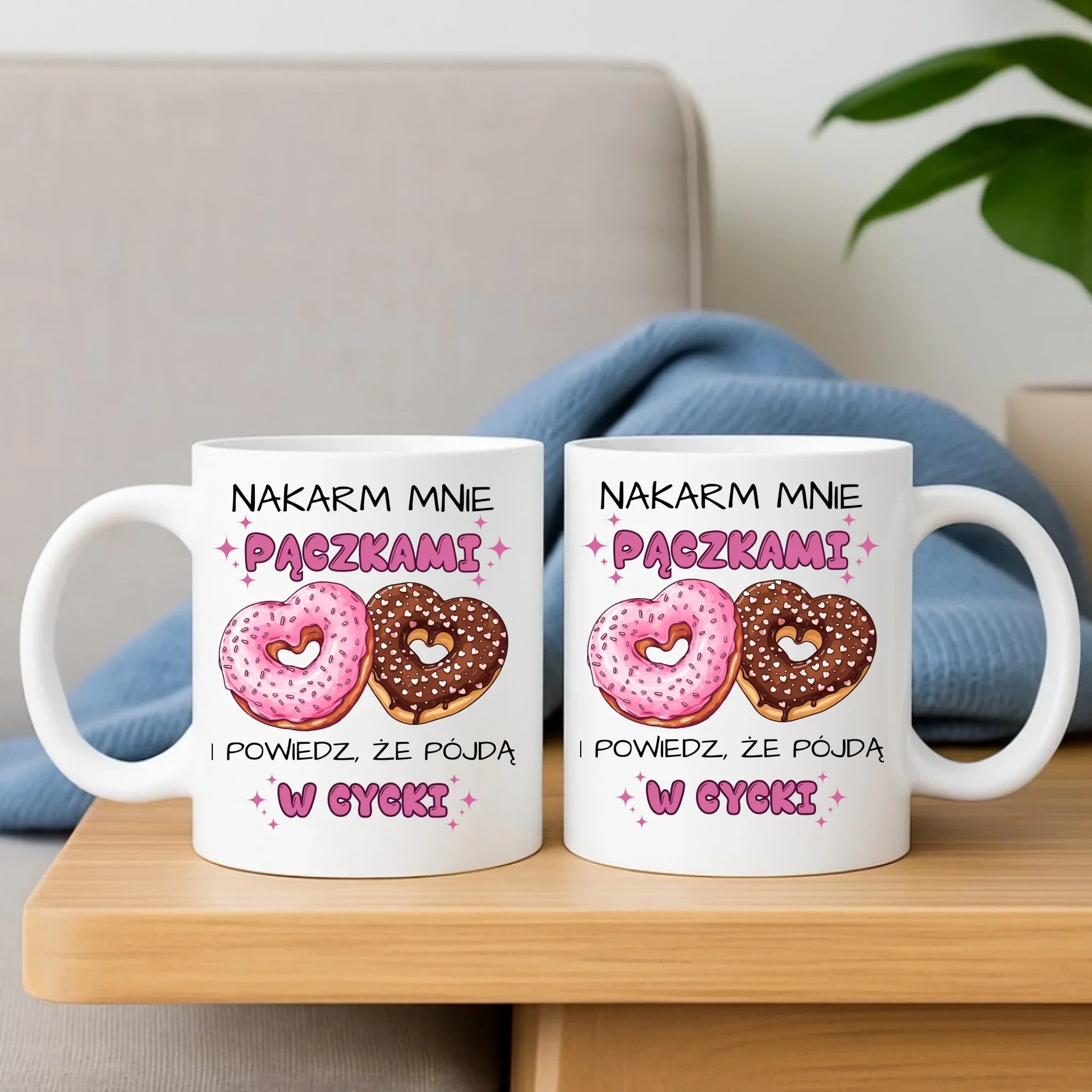 Zestaw poduszka i kubek dla dziewczyny - Nakarm mnie pączkami W59 - StoryCups.pl
