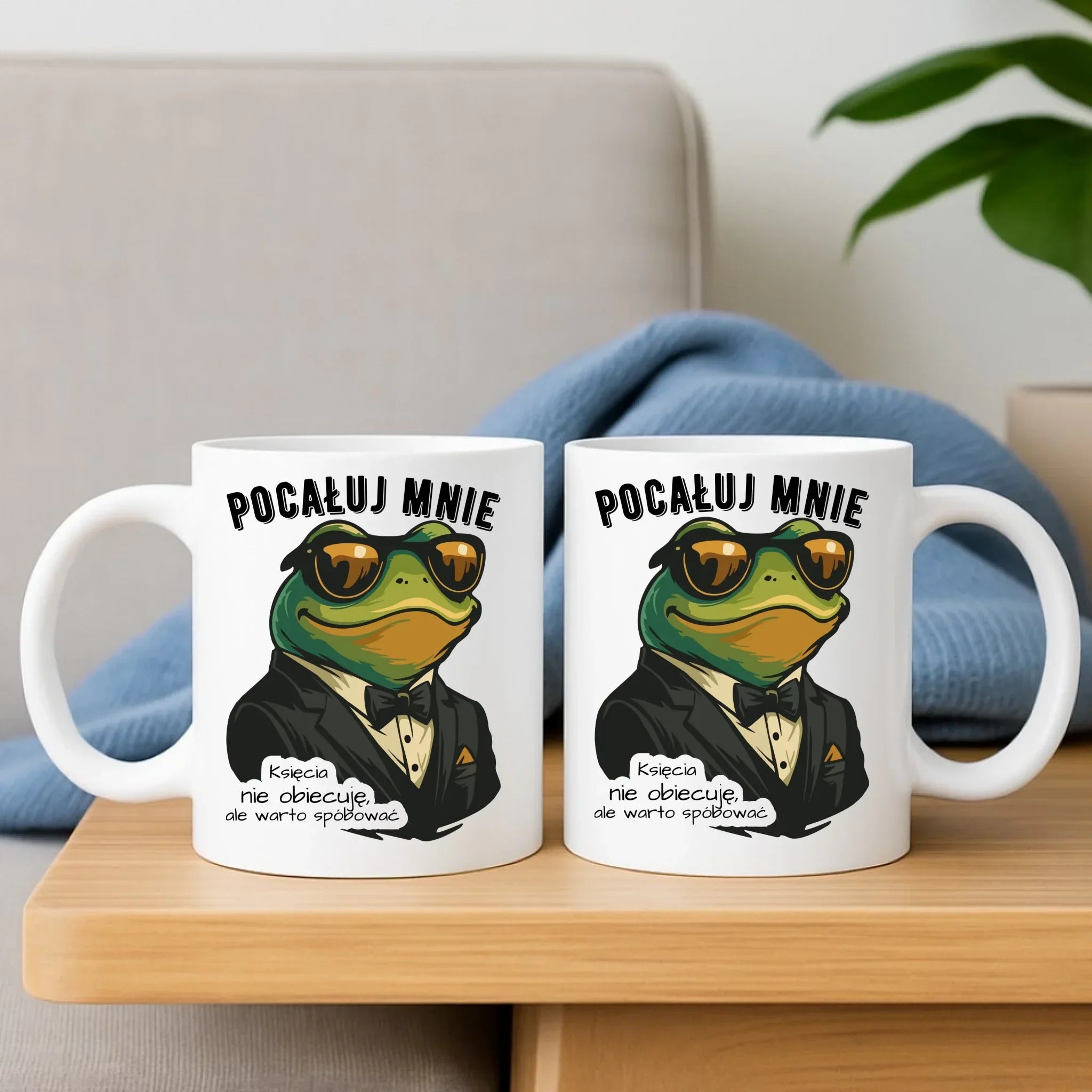 Zestaw poduszka i kubek - Żaba w garniturze pocałuj mnie W55 - StoryCups.pl