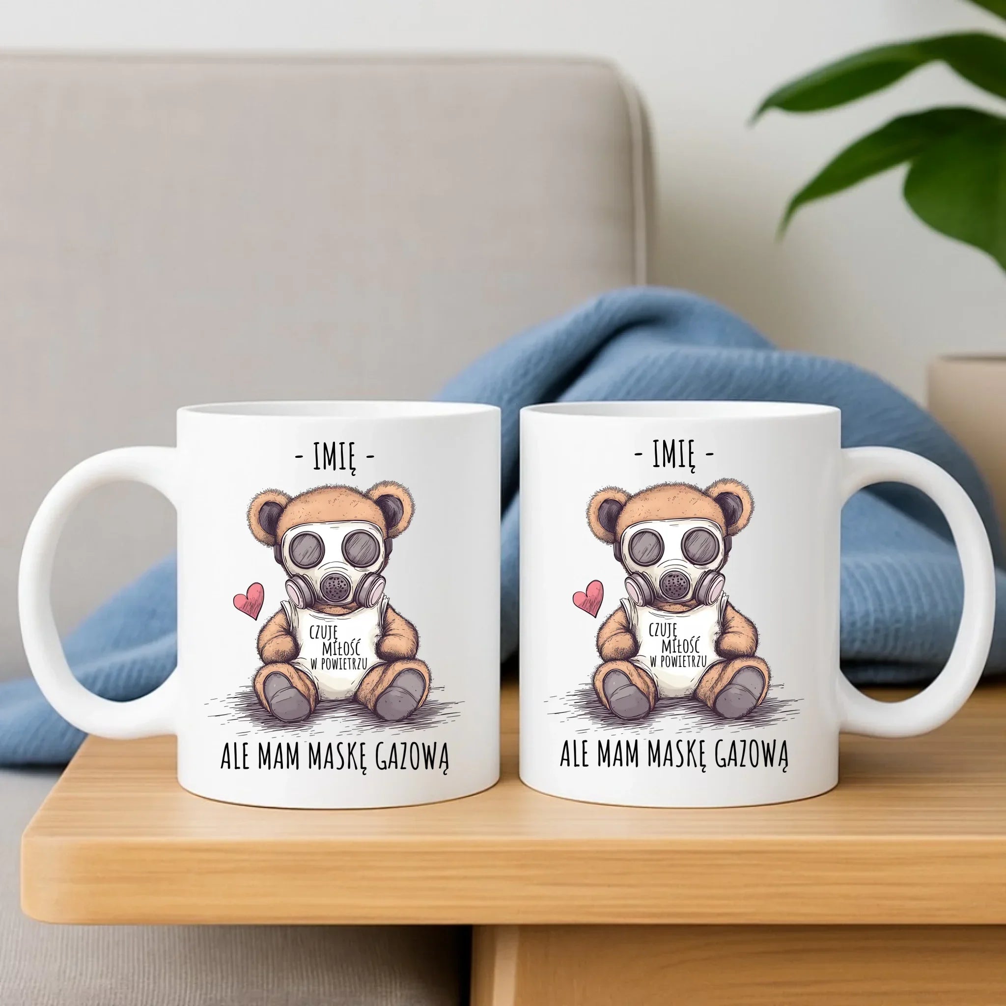 Zestaw poduszka i kubek - Miś w masce gazowej - Czuję miłość w powietrzu - personalizowany W38 - StoryCups.pl