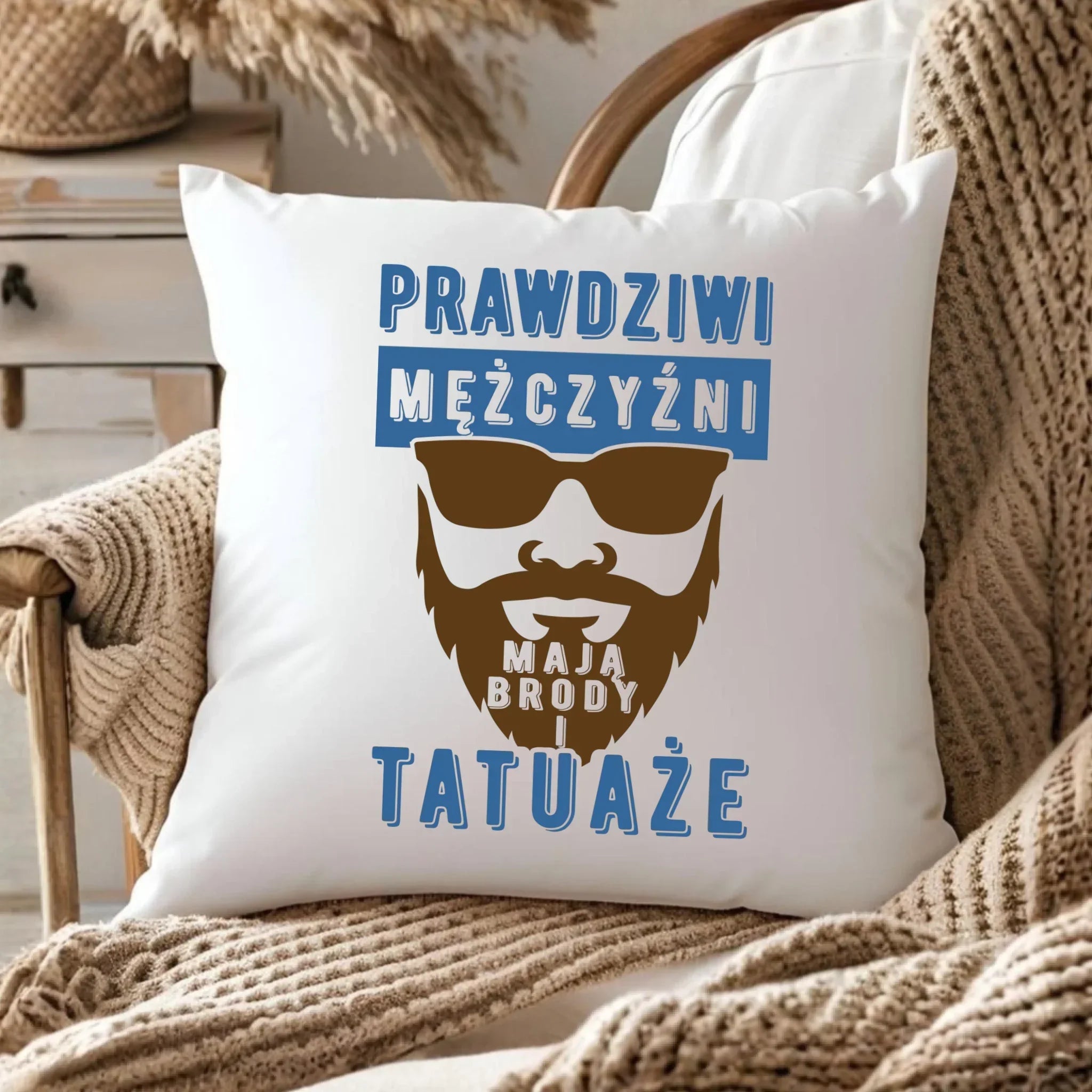 Poduszka - Prezent dla faceta - Prawdziwi mężczyźni mają brody i tatuaże DCH22 - StoryCups.pl