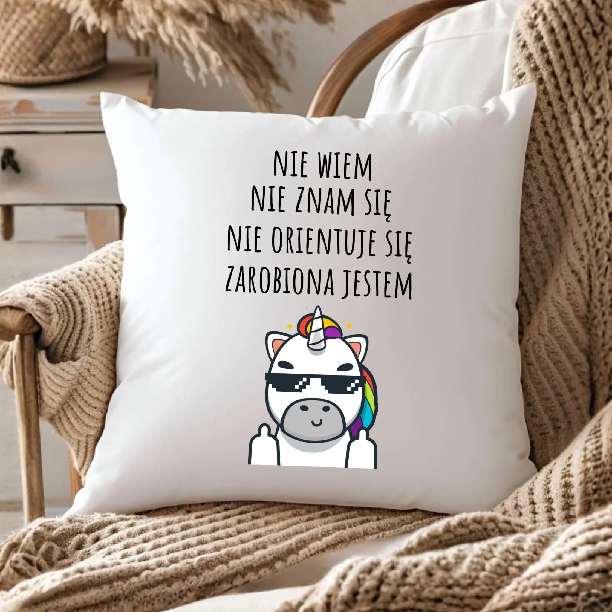 Śmieszna poduszka z napisem - Nie wiem, nie znam się, zarobiona jestem DZ05 - StoryCups.pl