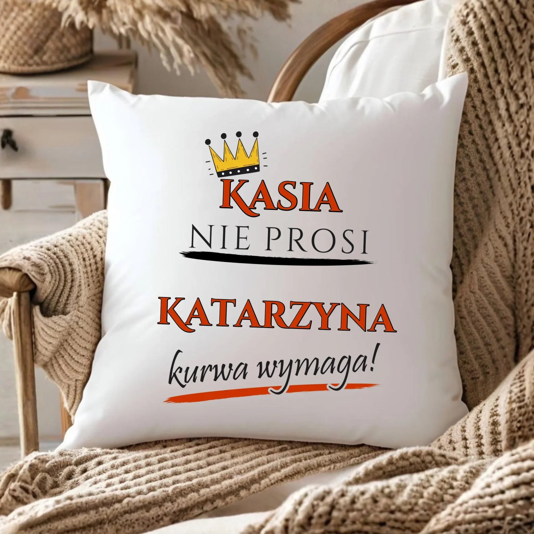 Poduszka - Nie prosi, ku**a wymaga - bez cenzury - personalizowana DZ18 - StoryCups.pl
