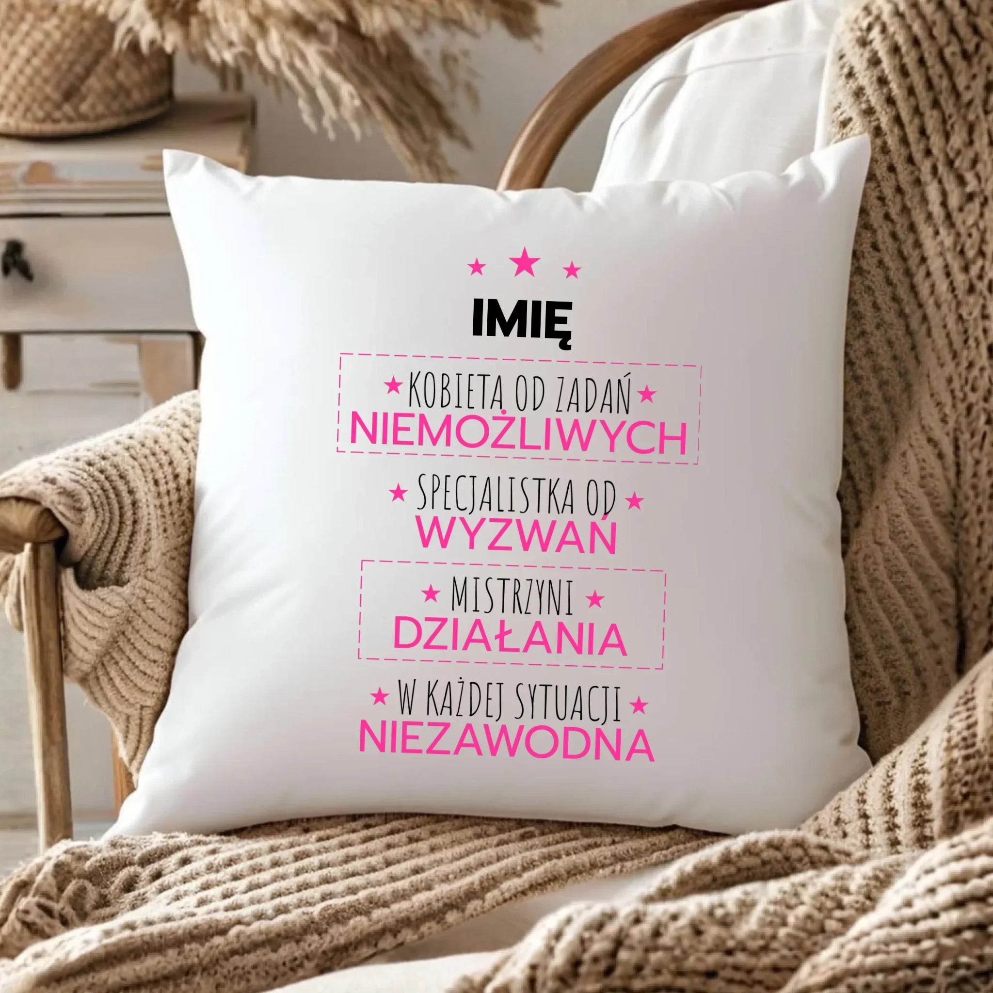 Poduszka - Kobieta od zadań niemożliwych - personalizowana DZ19 - StoryCups.pl