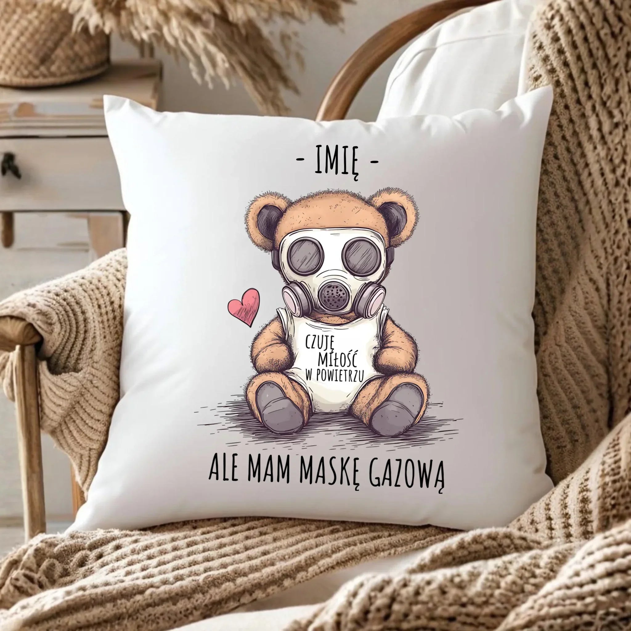 Poduszka - Miś w masce gazowej - Czuję miłość w powietrzu - personalizowana W38 - StoryCups.pl