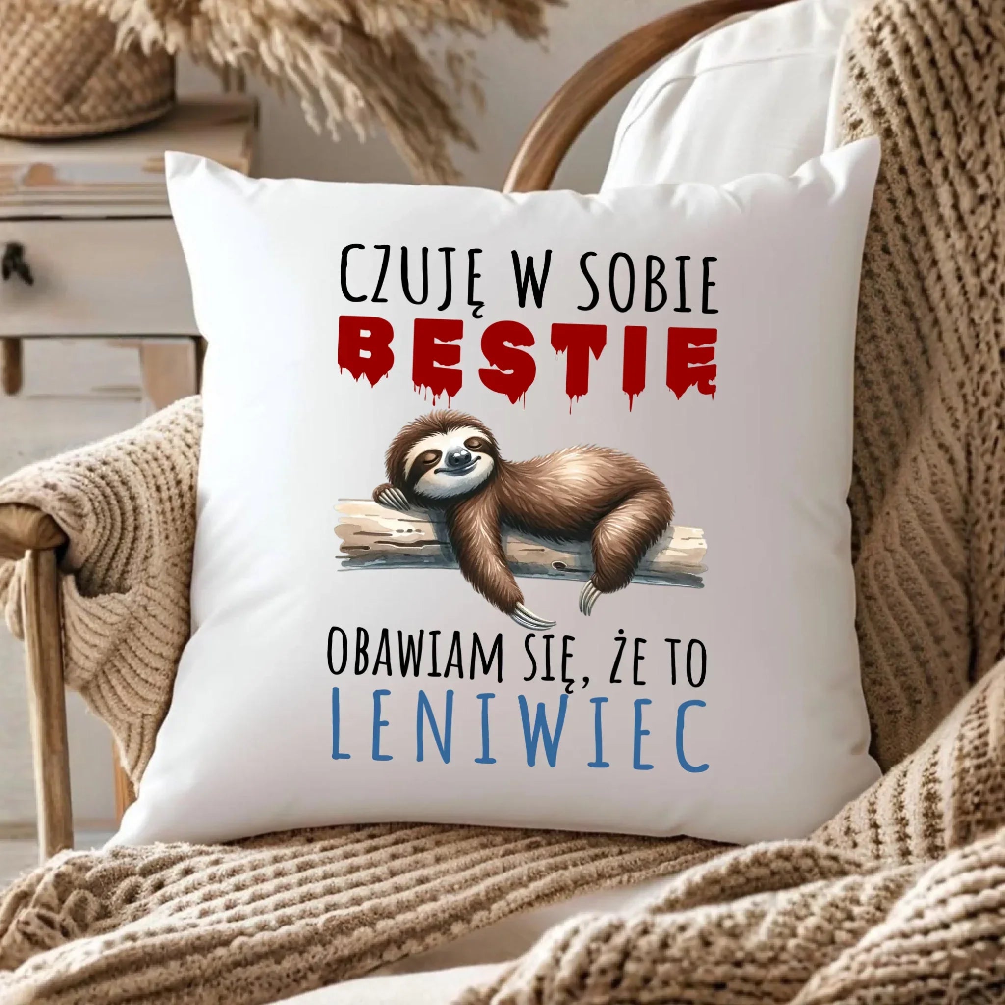 Poduszka – Czuję w sobie bestię, obawiam się że to leniwiec – prezent DCH26 - StoryCups.pl