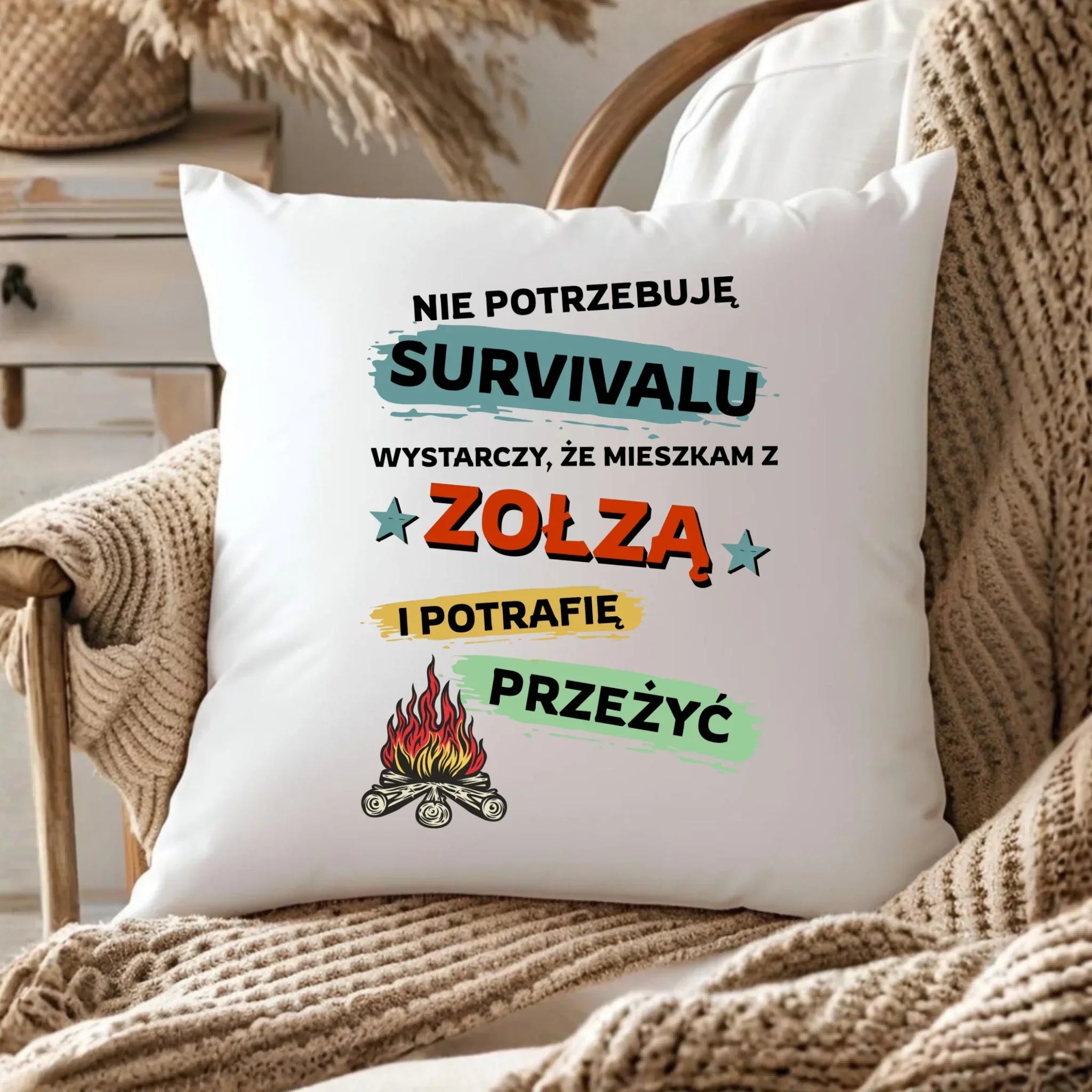 Poduszka – Prezent dla chłopaka męża - Nie potrzebuję survivalu, mieszkam z zołzą DCH25 - StoryCups.pl