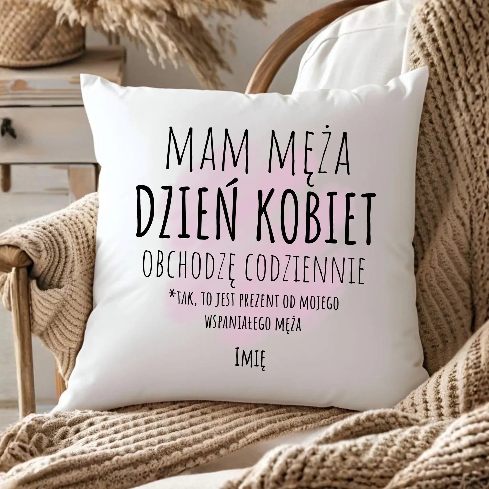 Poduszka - prezent dla żony - Mam męża Dzień Kobiet obchodzę codziennie - personalizowana Ż01 - StoryCups.pl