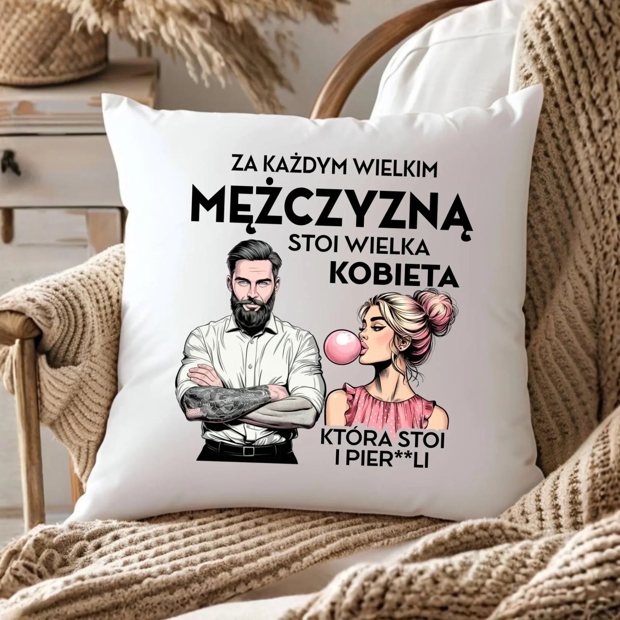 Poduszka - Prezent dla niego - Za każdym wielkim mężczyzną stoi wielka kobieta DCH27 - StoryCups.pl