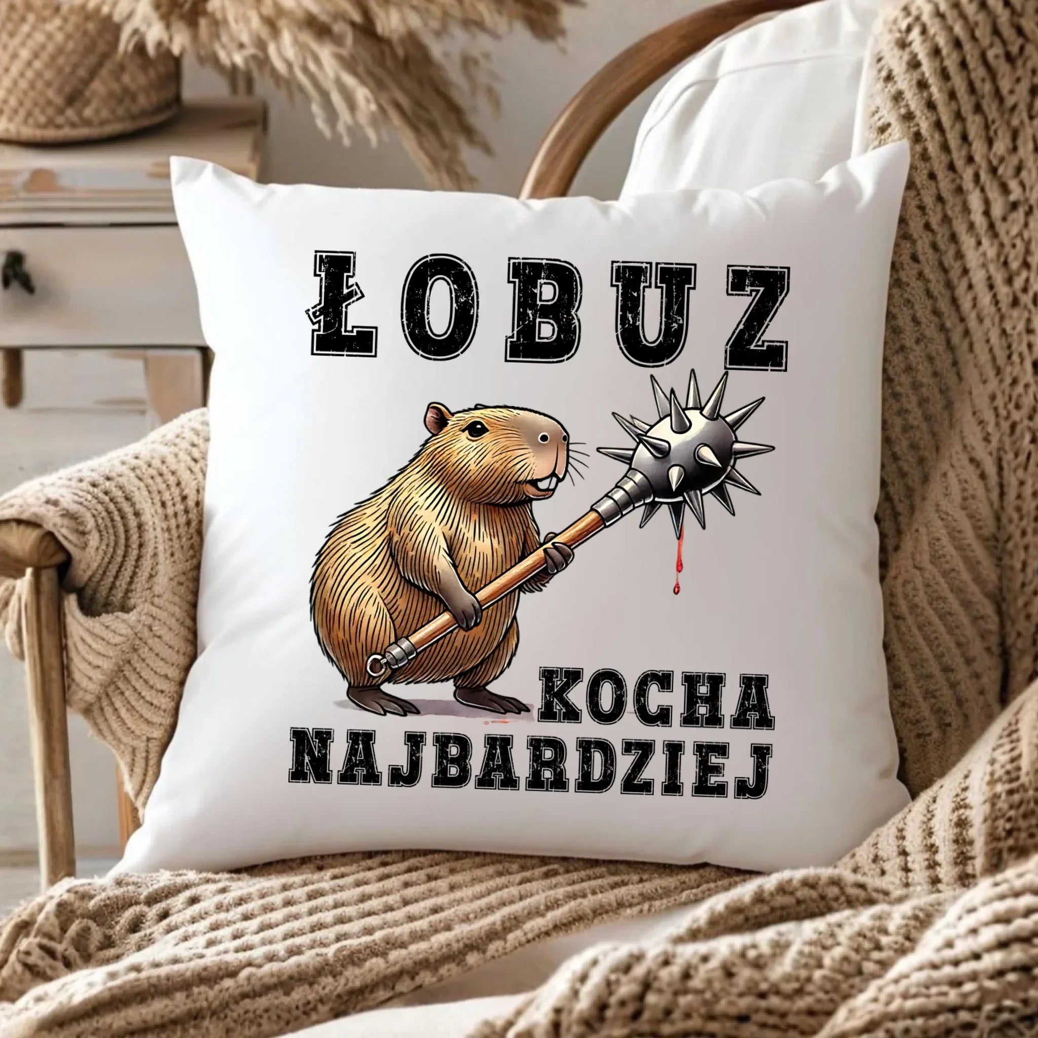 Poduszka - prezent dla chłopaka - Łobuz kapibara z maczugą DCH17 - StoryCups.pl
