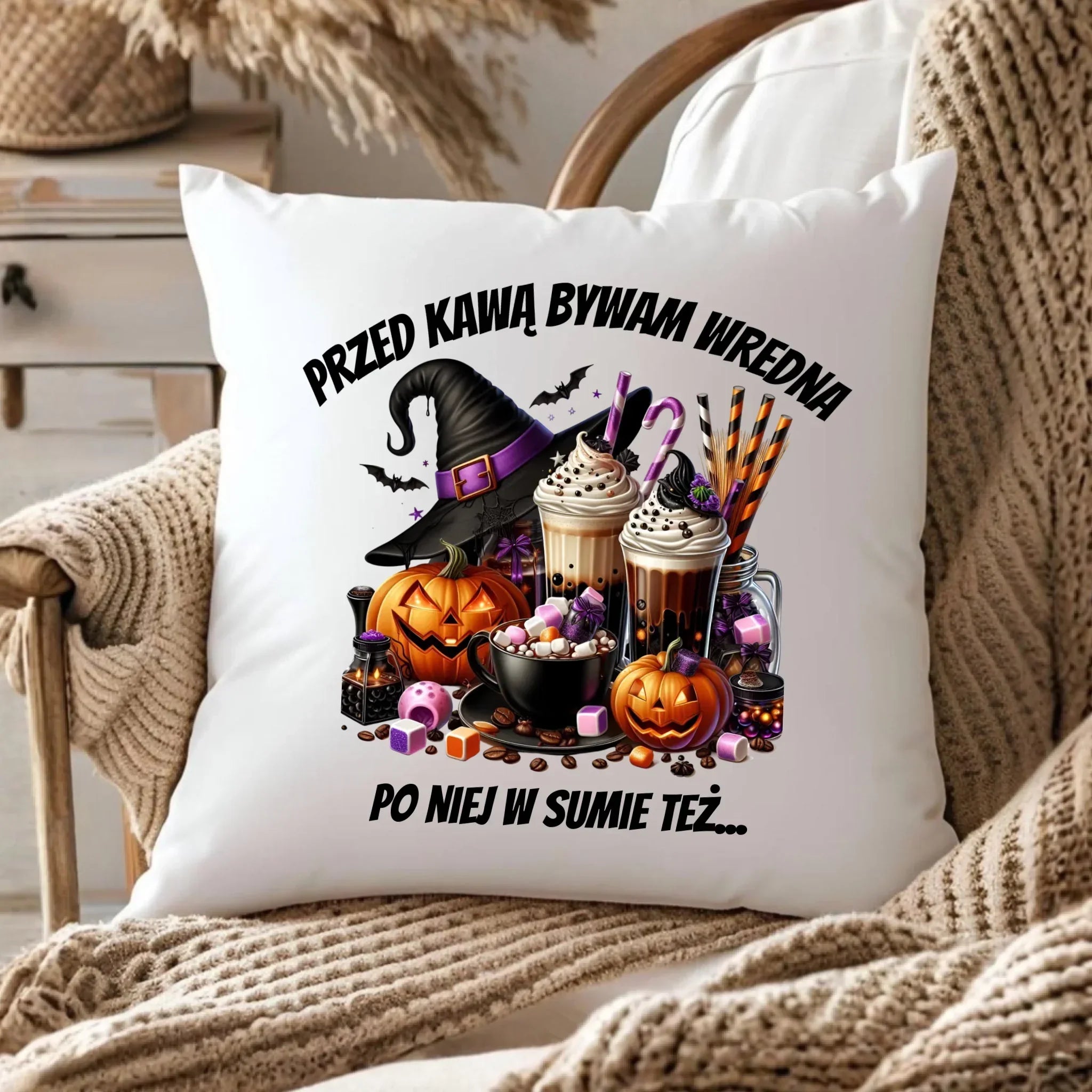 Poduszka Halloween – Przed kawą bywam wredna, po niej w sumie też HL30 - StoryCups.pl