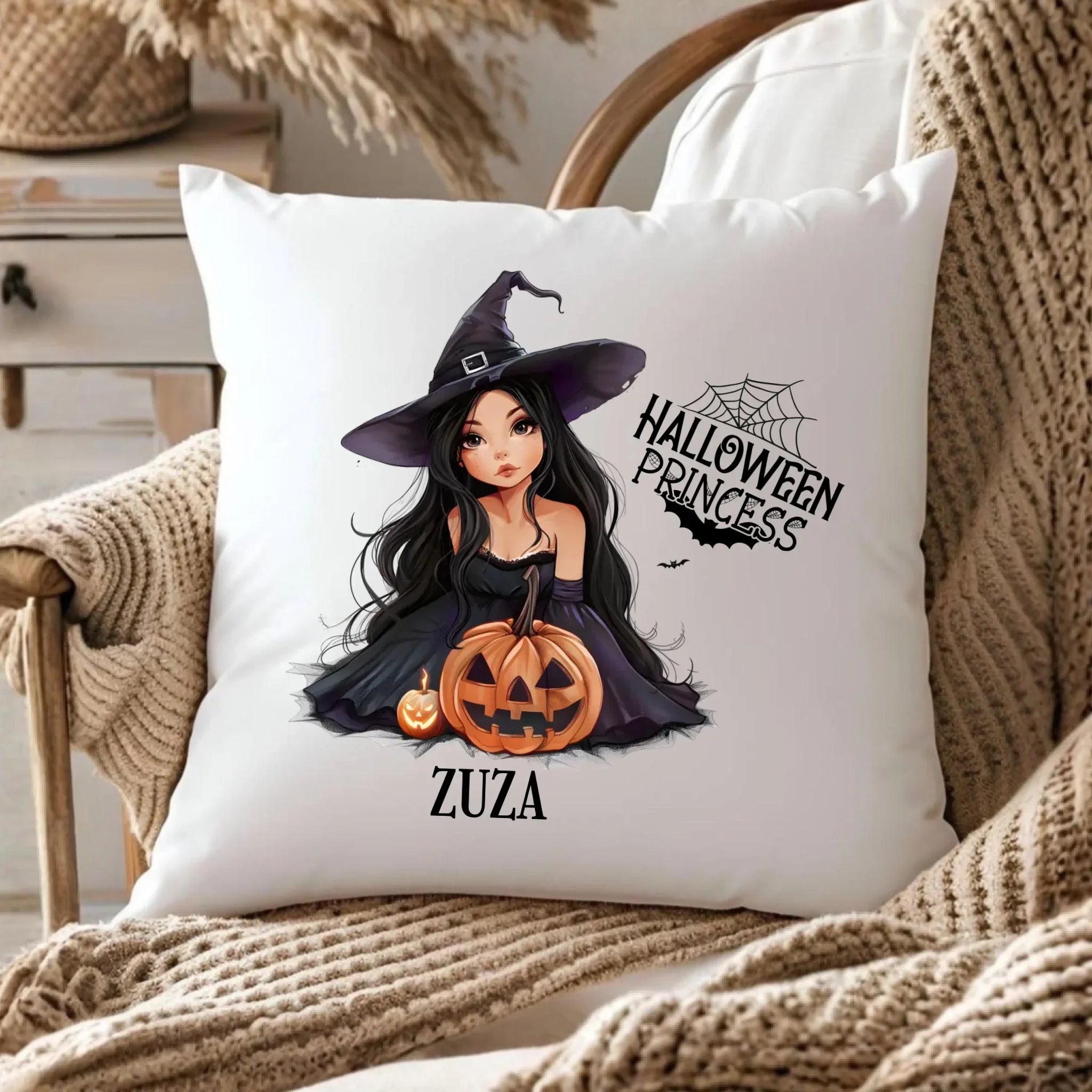 Poduszka halloweenowa - Czarownica z dynią - personalizowana HL10 - StoryCups.pl