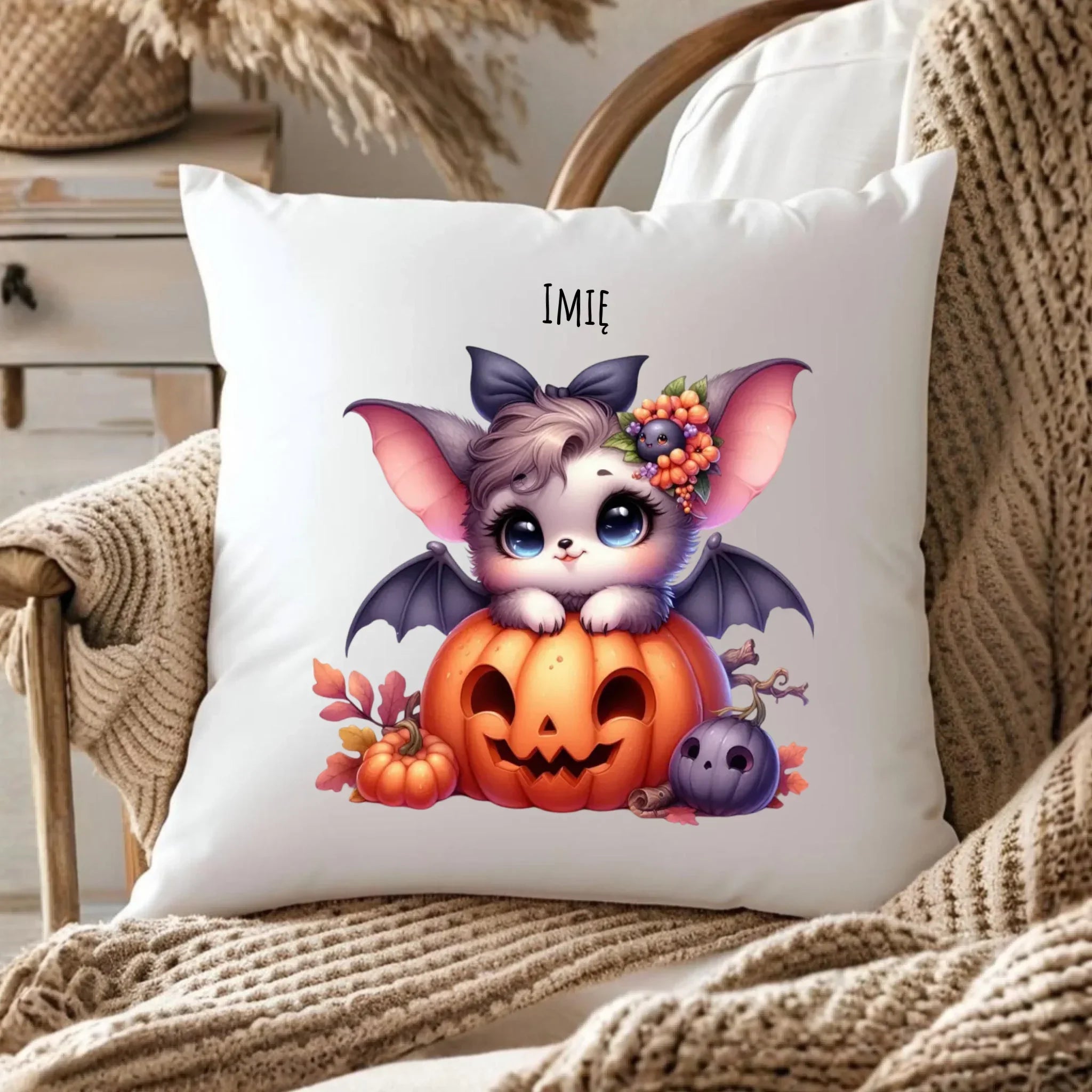 Poduszka halloweenowa - Uroczy nietoperz z dynią - personalizowana HL08 - StoryCups.pl