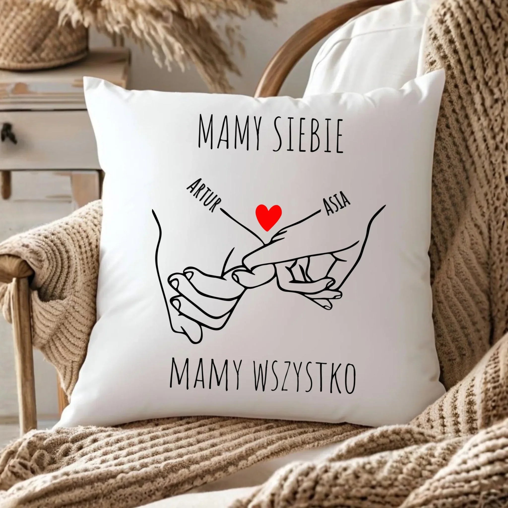 Poduszka dla par - Zaplecione ręce mamy siebie mamy wszystko - personalizowana W63 - StoryCups.pl