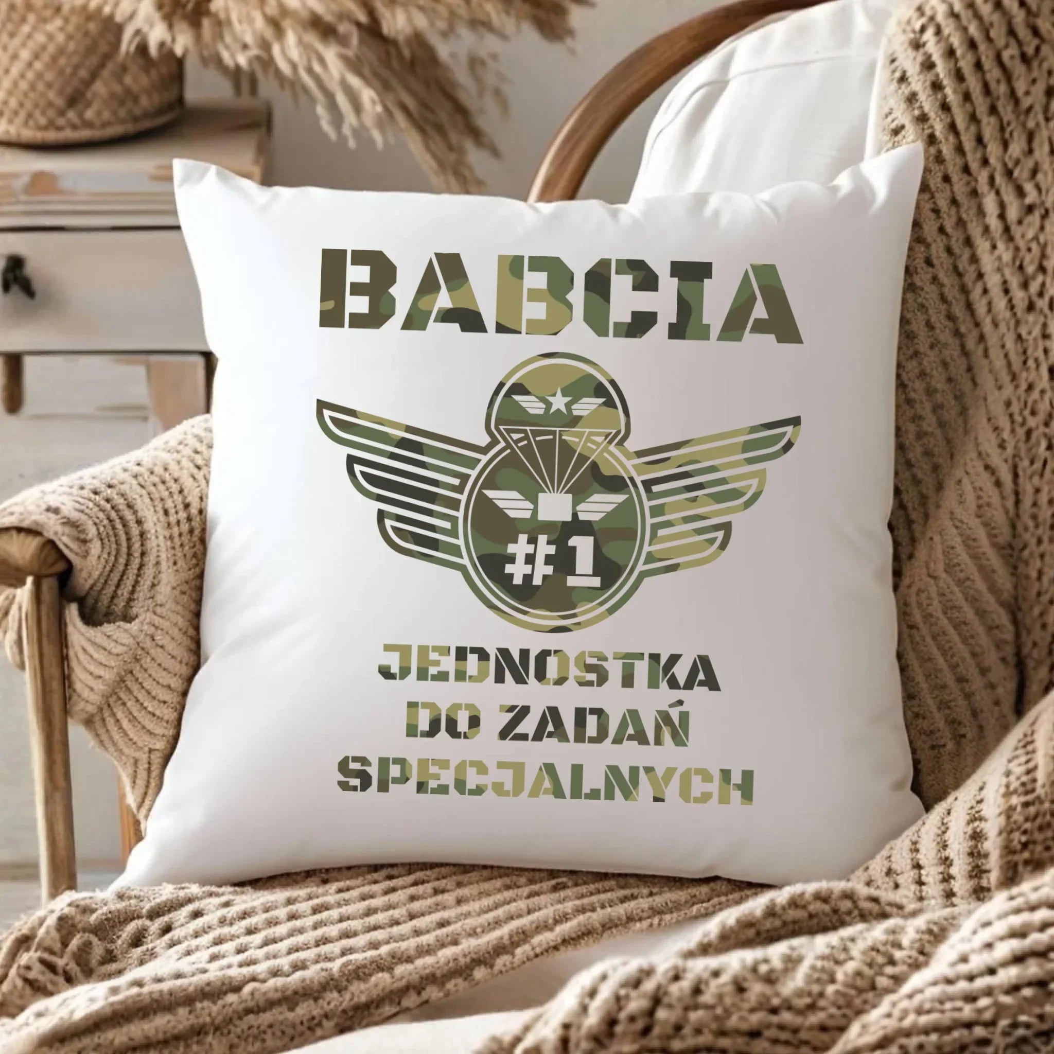 Poduszka dla babci - Babcia jednostka do zadań specjalnych B31 - StoryCups.pl