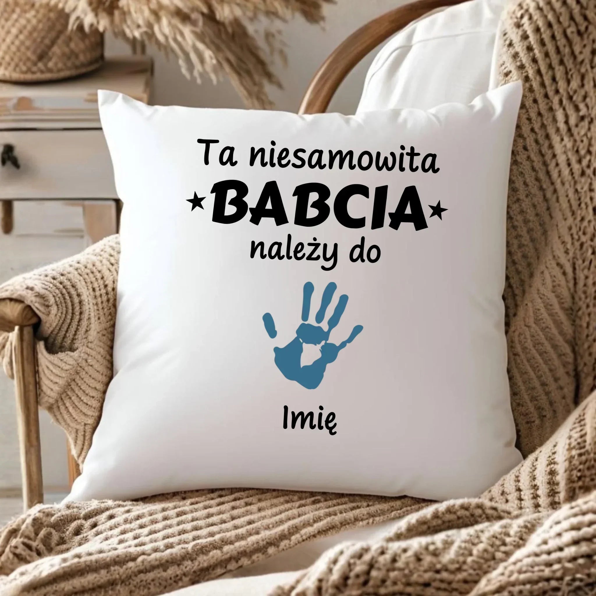 Poduszka dla babci - Babcia należy do wnuków 1–6 imion – personalizowana B33 - StoryCups.pl