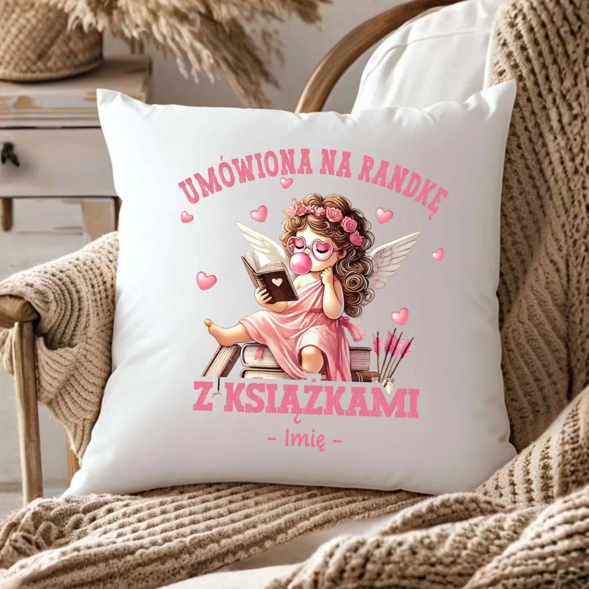 Poduszka dla czytelniczki – Umówiona na randkę z książkami - personalizowana W19 - StoryCups.pl
