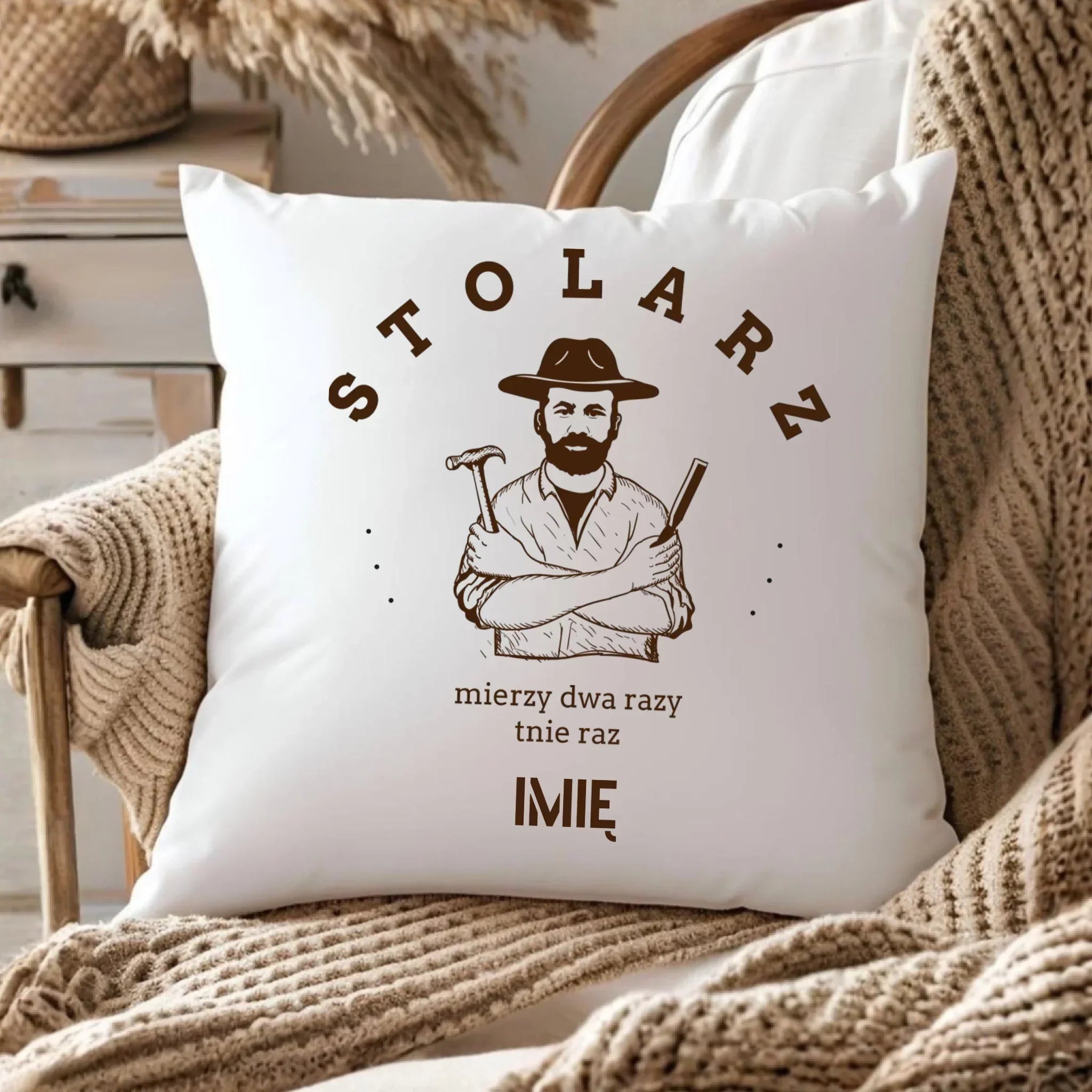 Poduszka dla stolarza - Mierzy dwa razy tnie raz - personalizowana ZS02 - StoryCups.pl