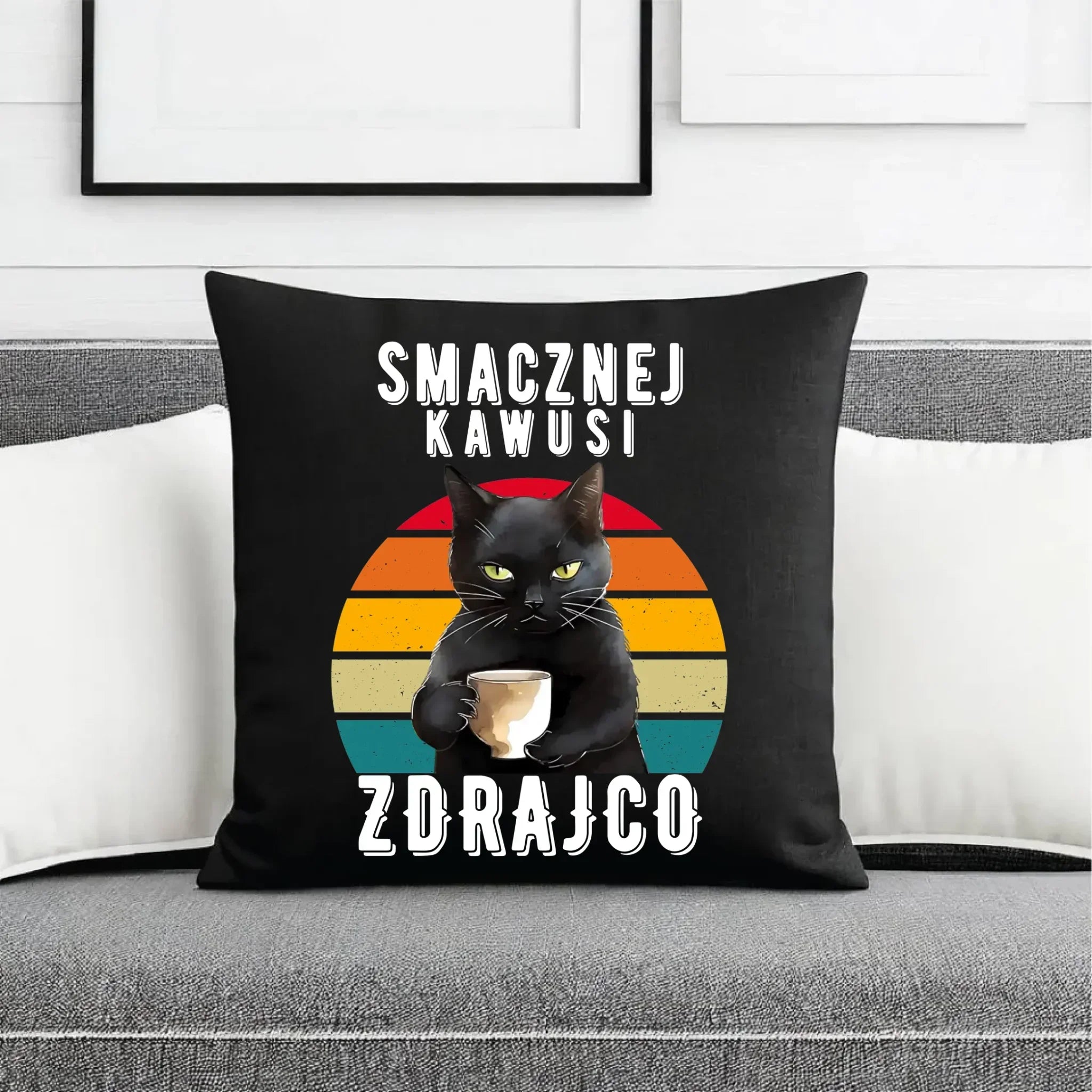 Poduszka dekoracyjna na odejście z pracy - Smacznej kawusi zdrajco OP03 - StoryCups.pl