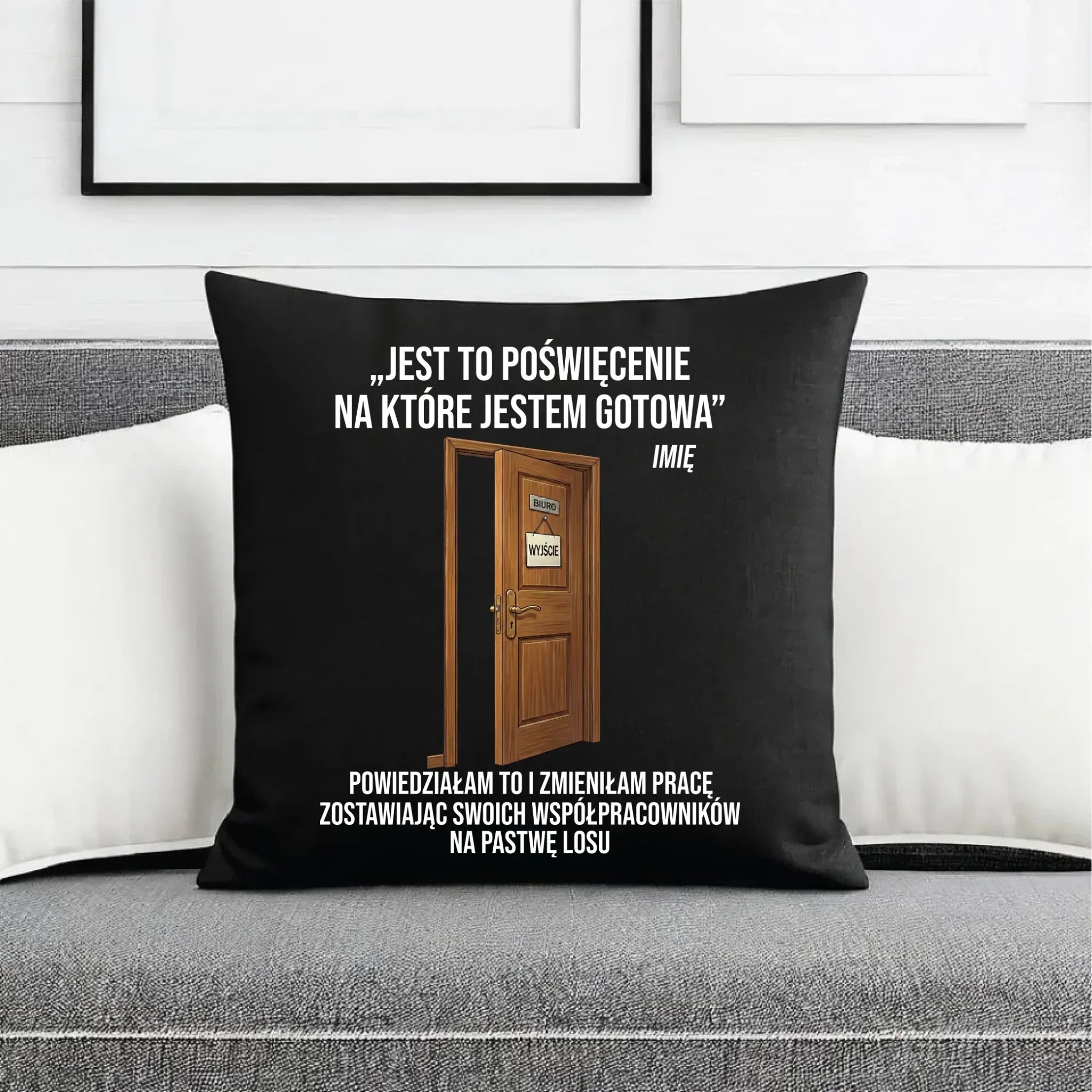 Poduszka dekoracyjna na odejście z pracy - Poświęcenie, na które jestem gotów - personalizowana OP02 - StoryCups.pl